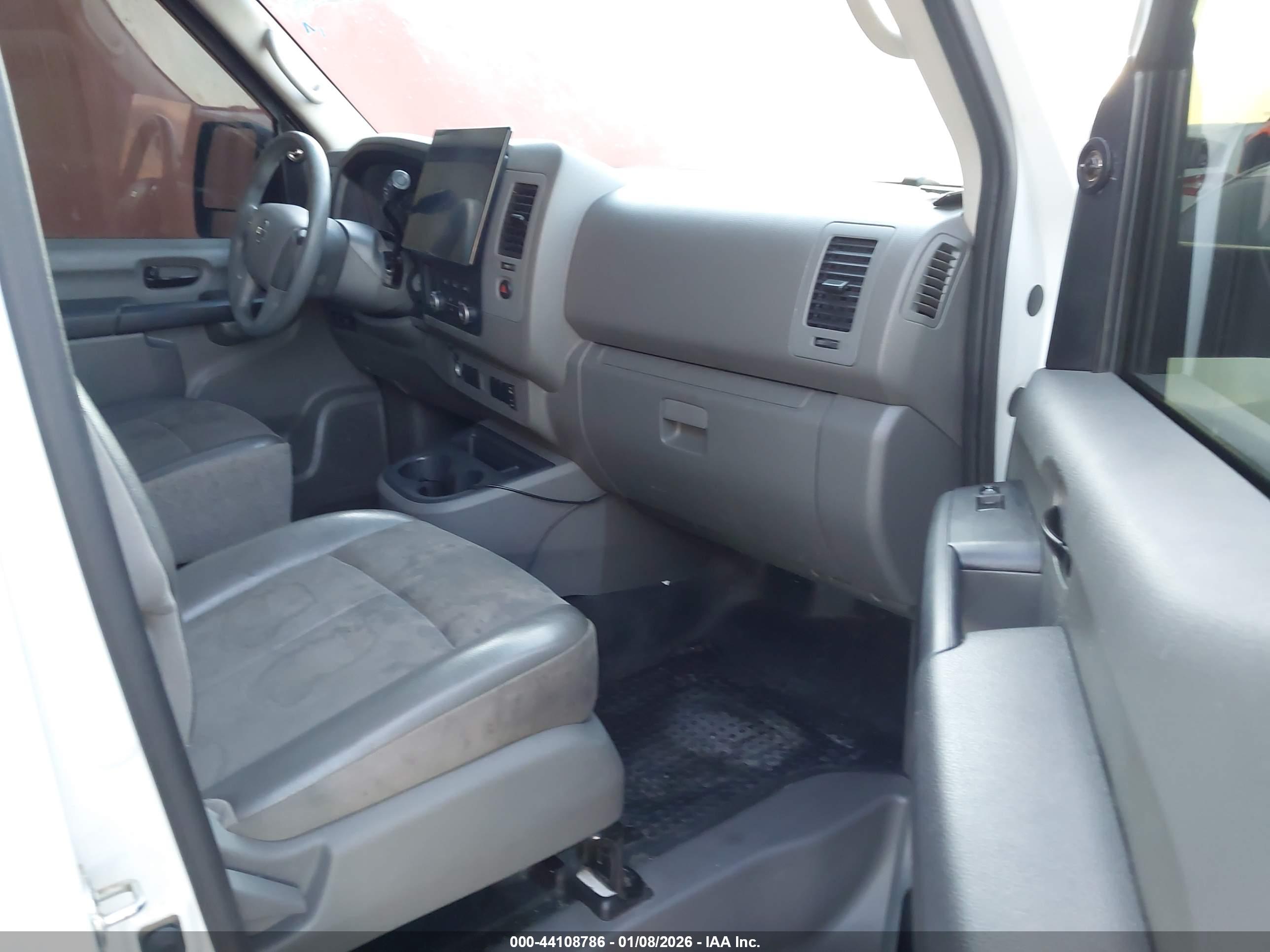 NISSAN NV image 5