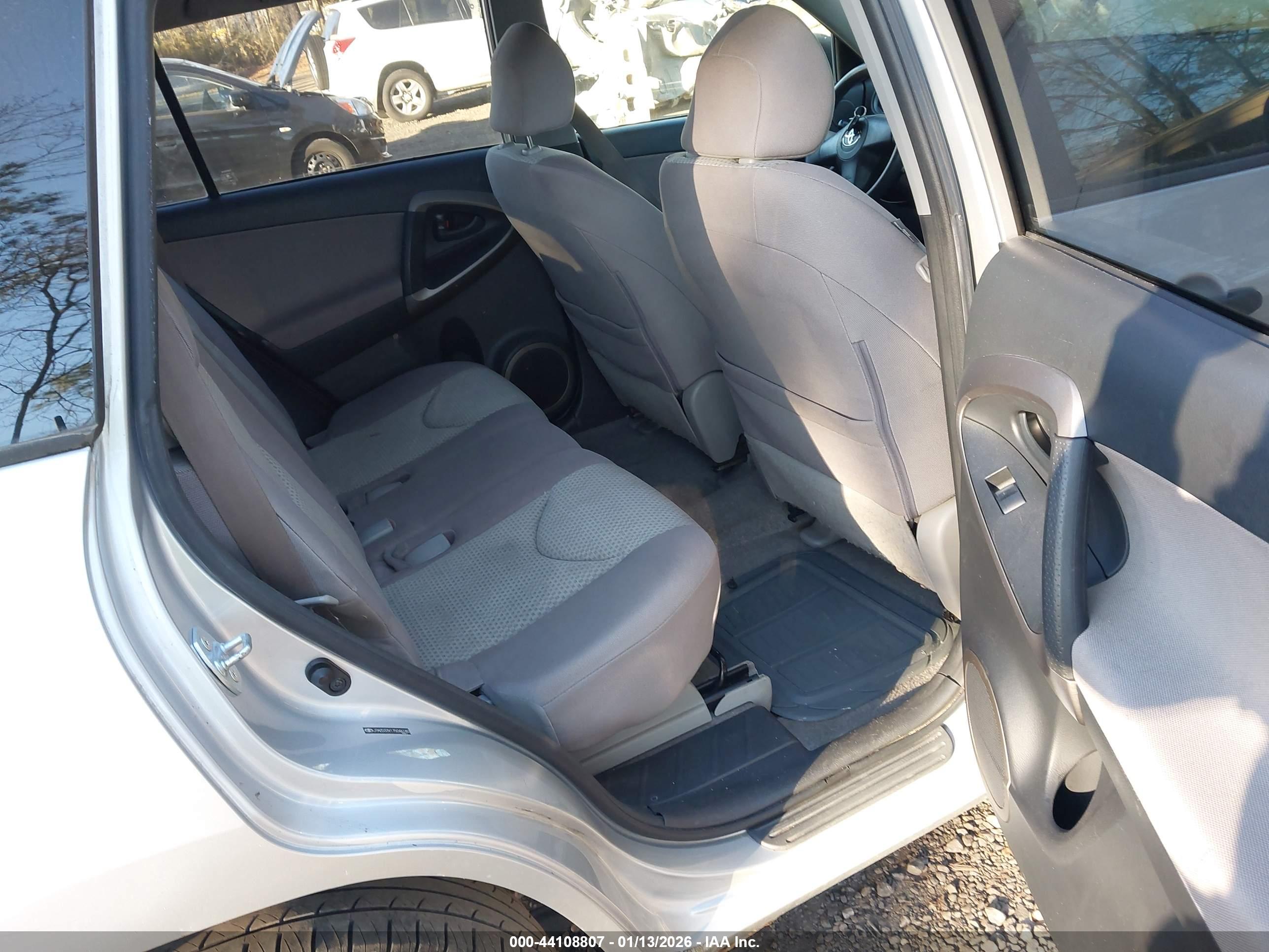 TOYOTA RAV4 image 8