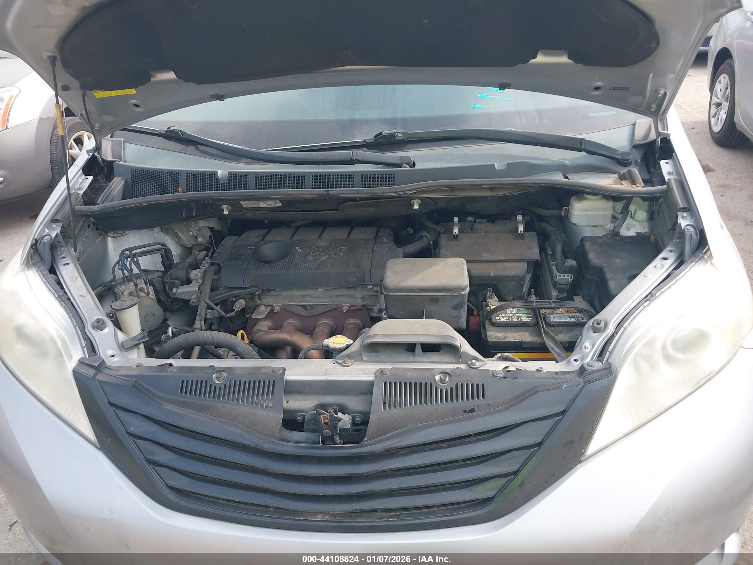 TOYOTA SIENNA image 10