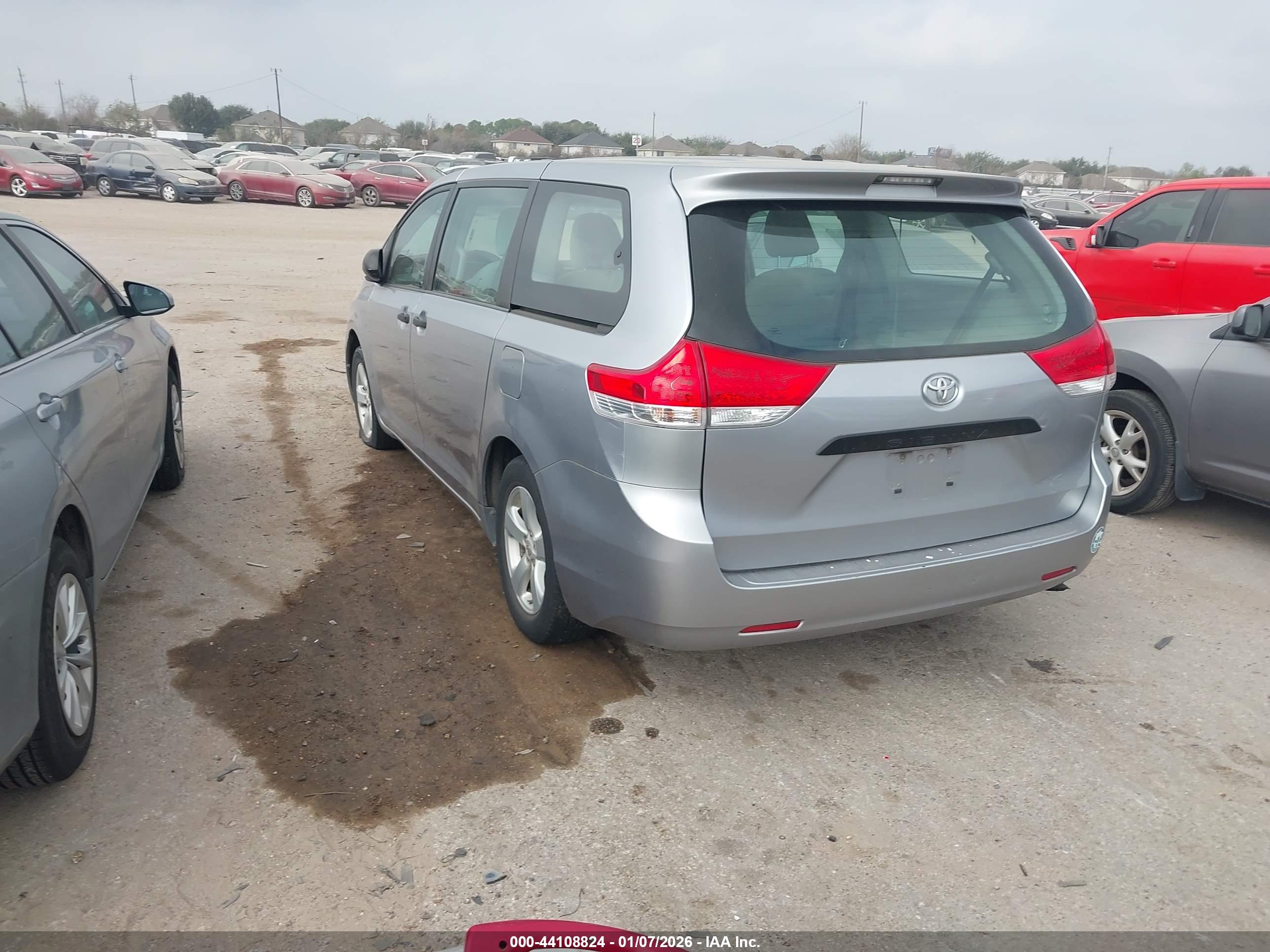 TOYOTA SIENNA image 3