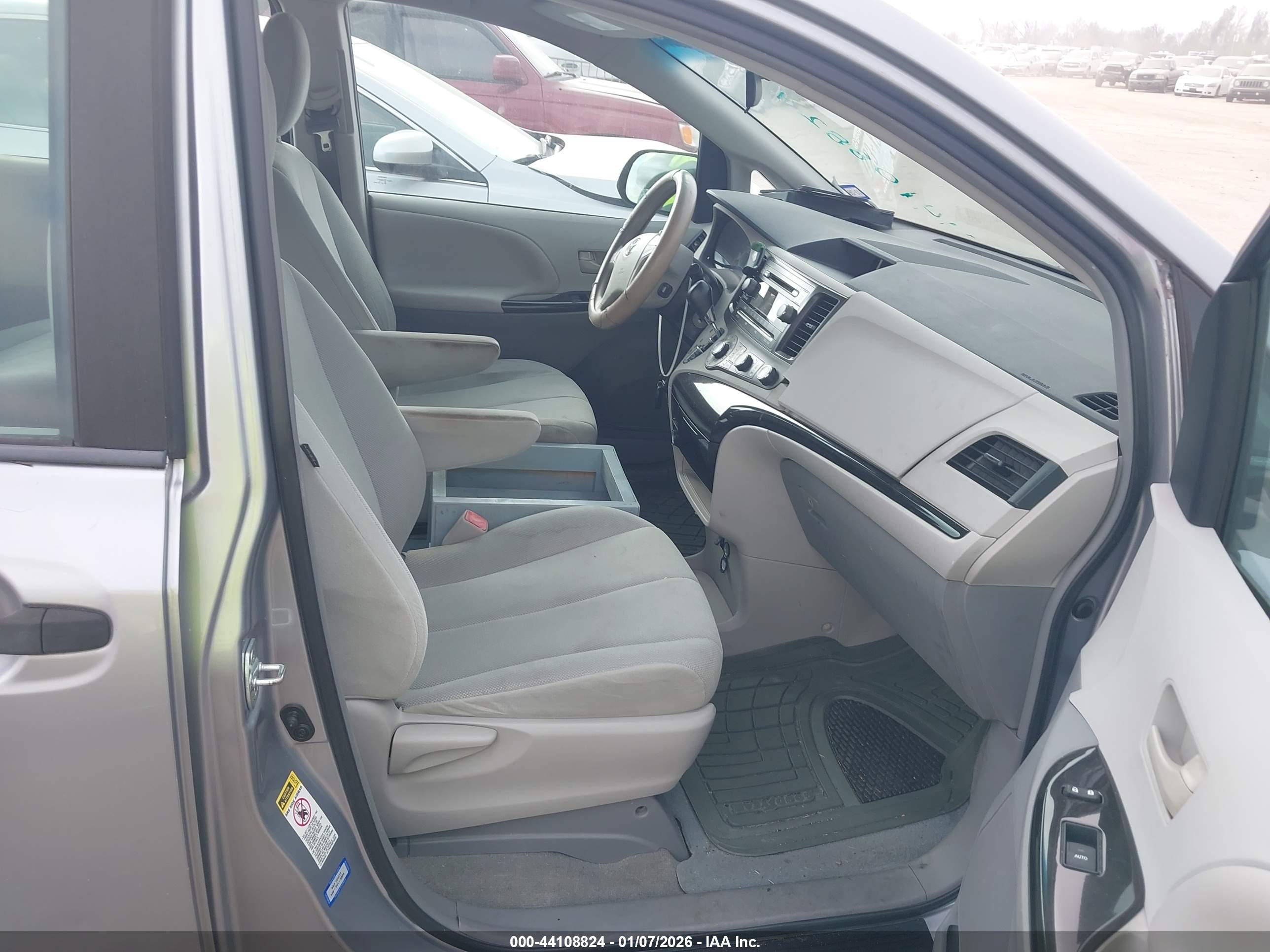 TOYOTA SIENNA image 5