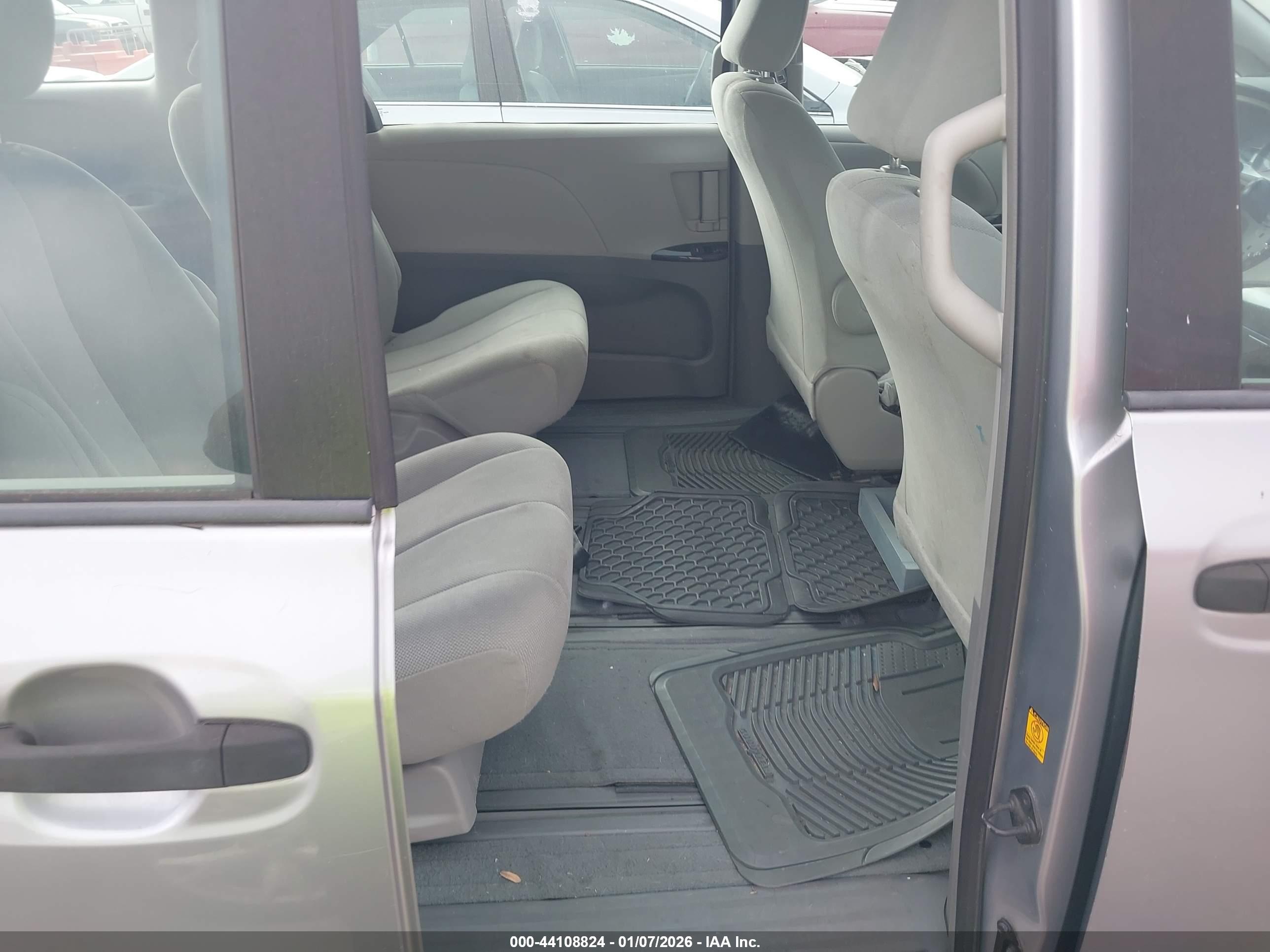 TOYOTA SIENNA image 8