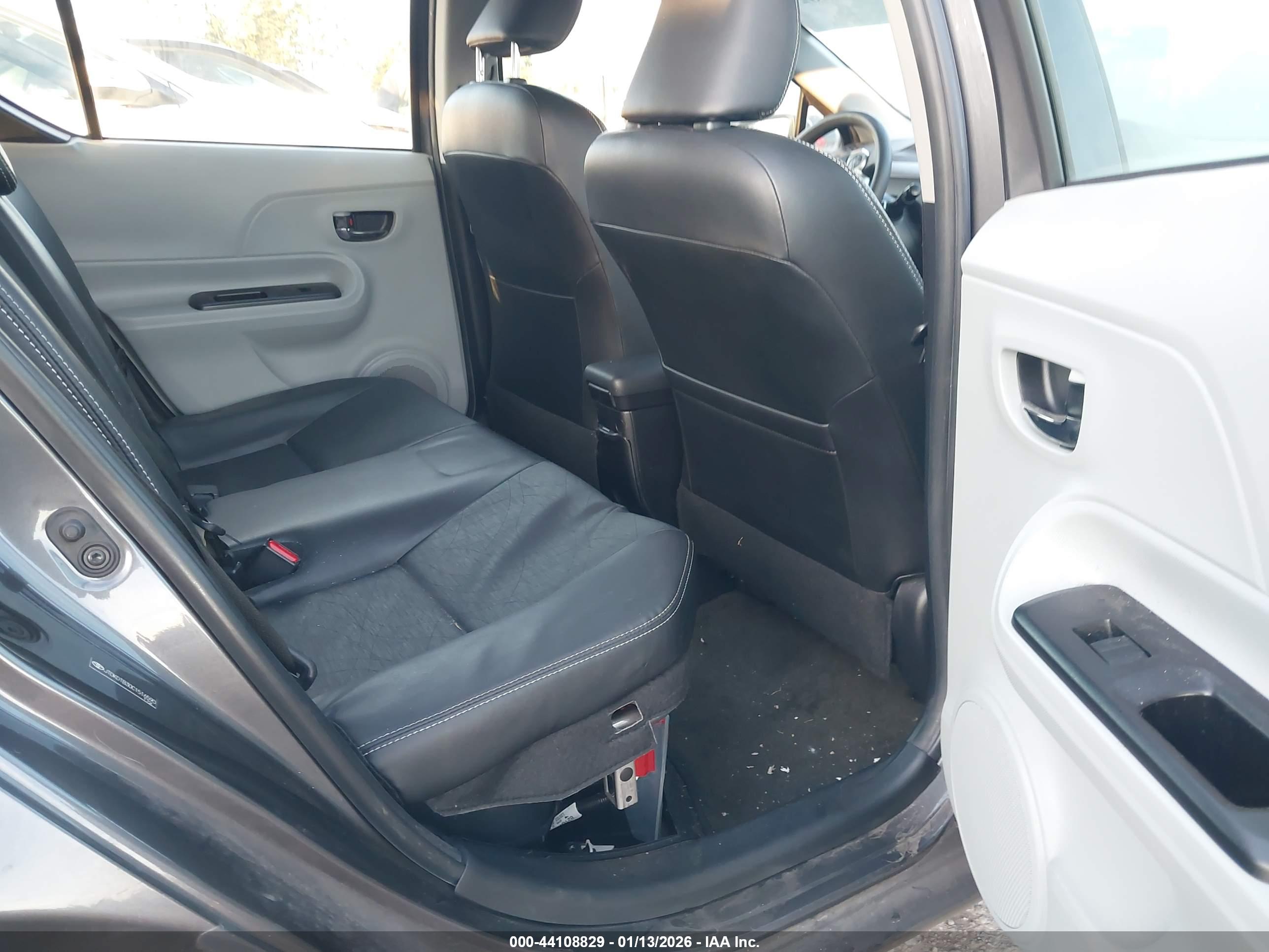 TOYOTA PRIUS image 8