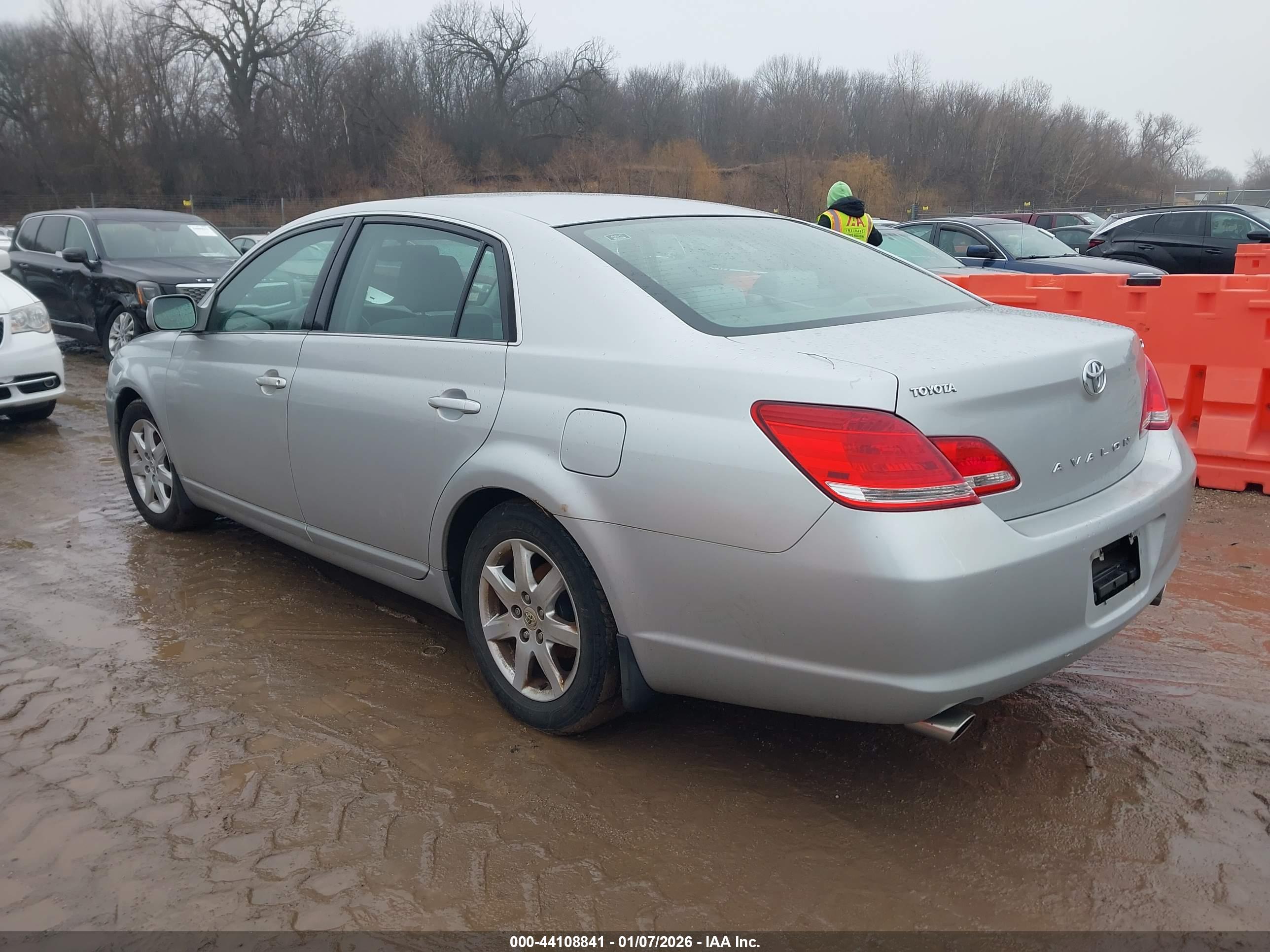 TOYOTA AVALON image 3