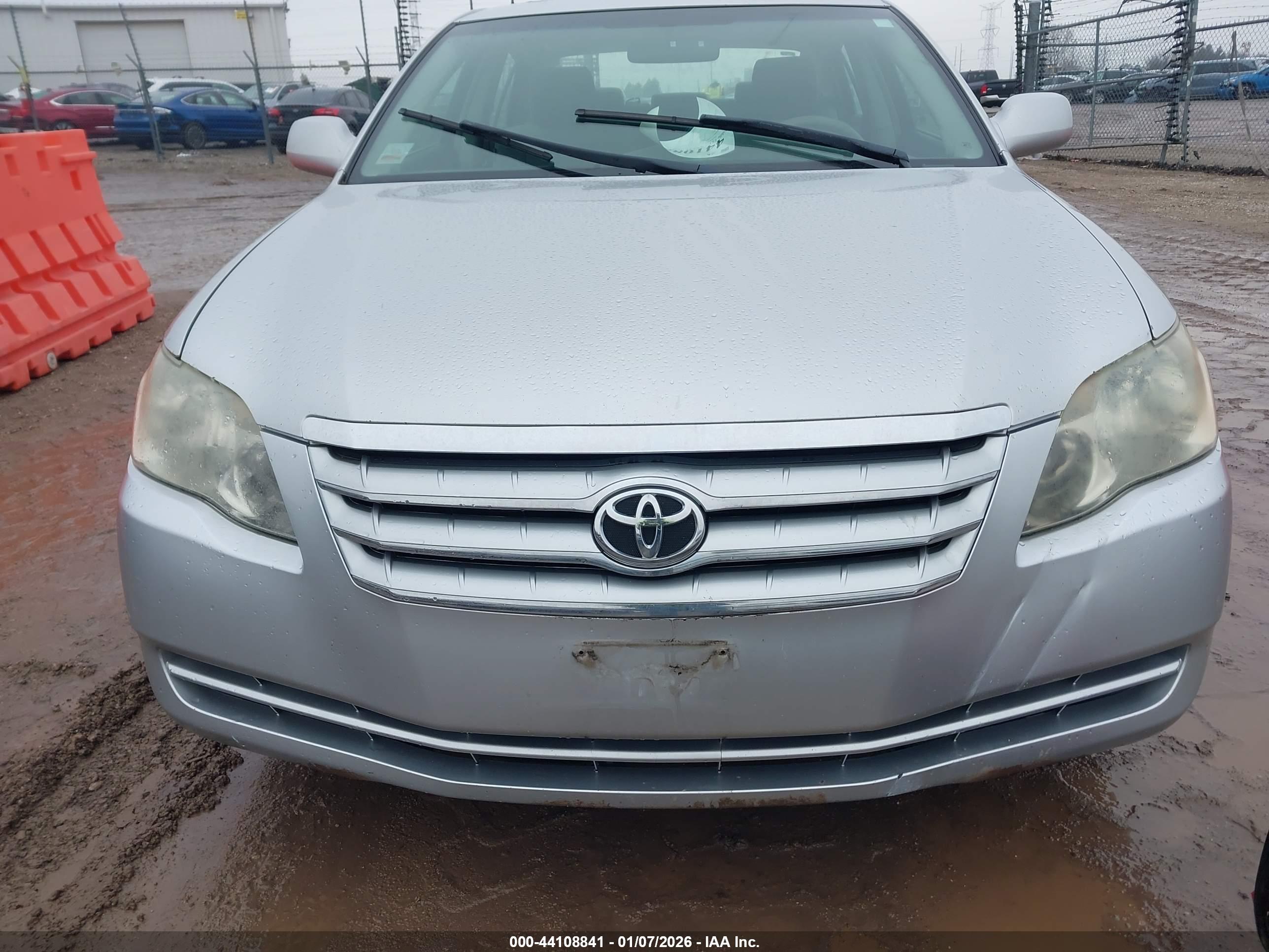 TOYOTA AVALON image 6
