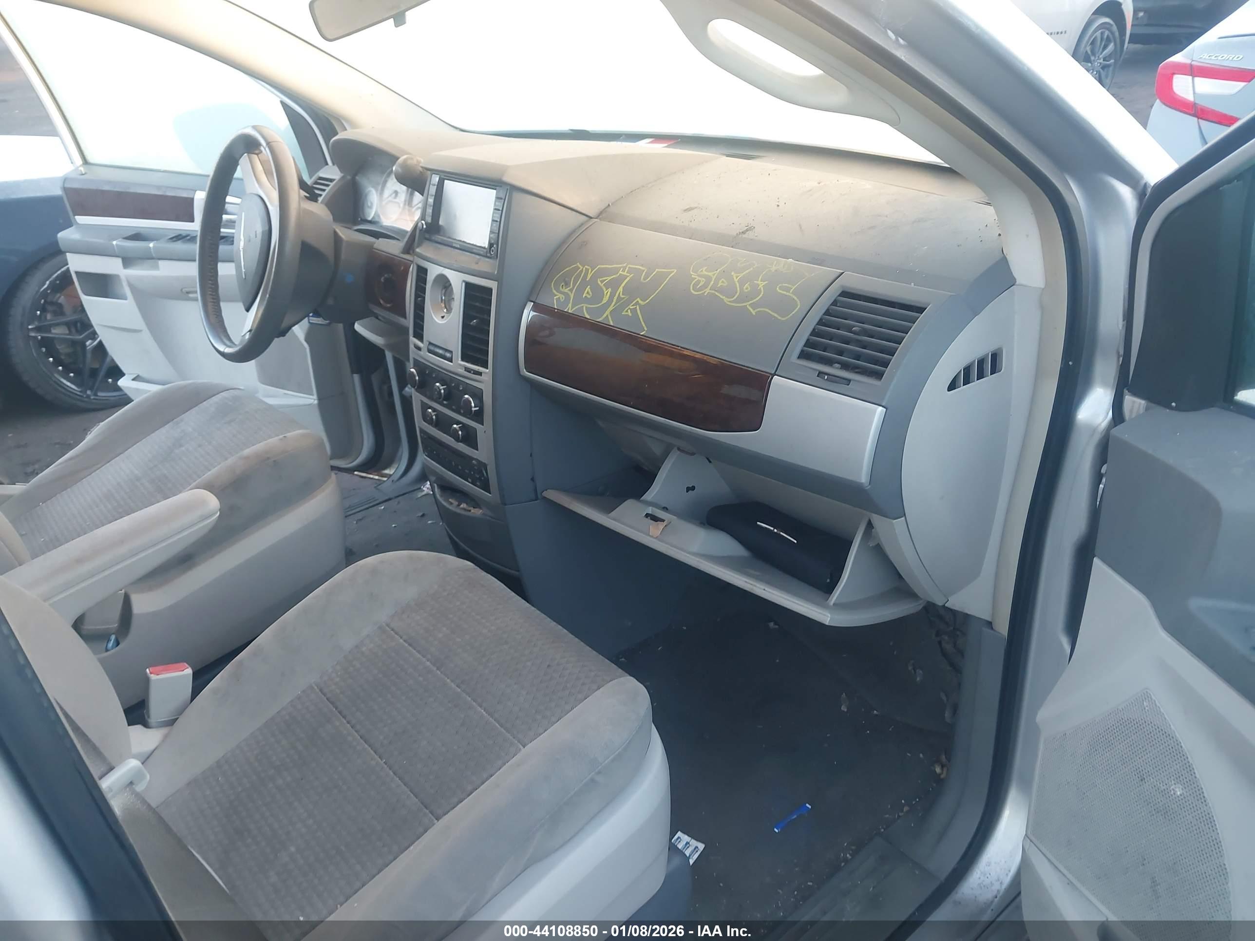 CHRYSLER TOWN image 5