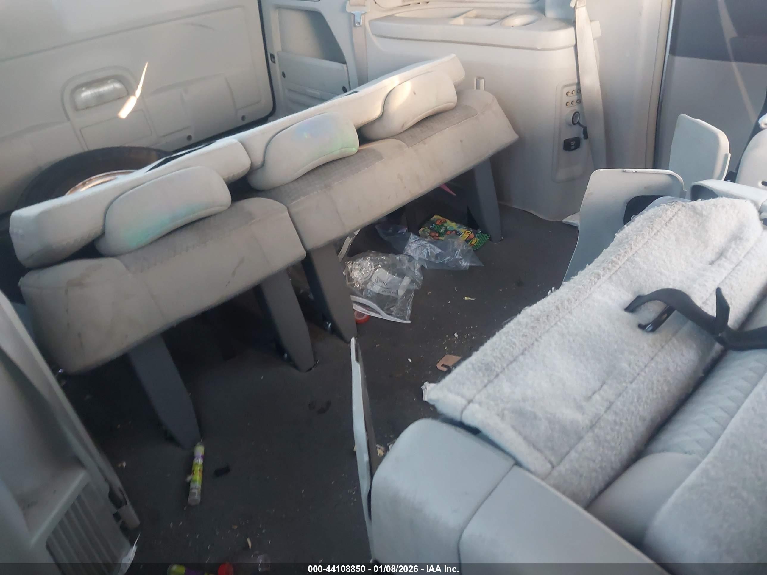 CHRYSLER TOWN image 8