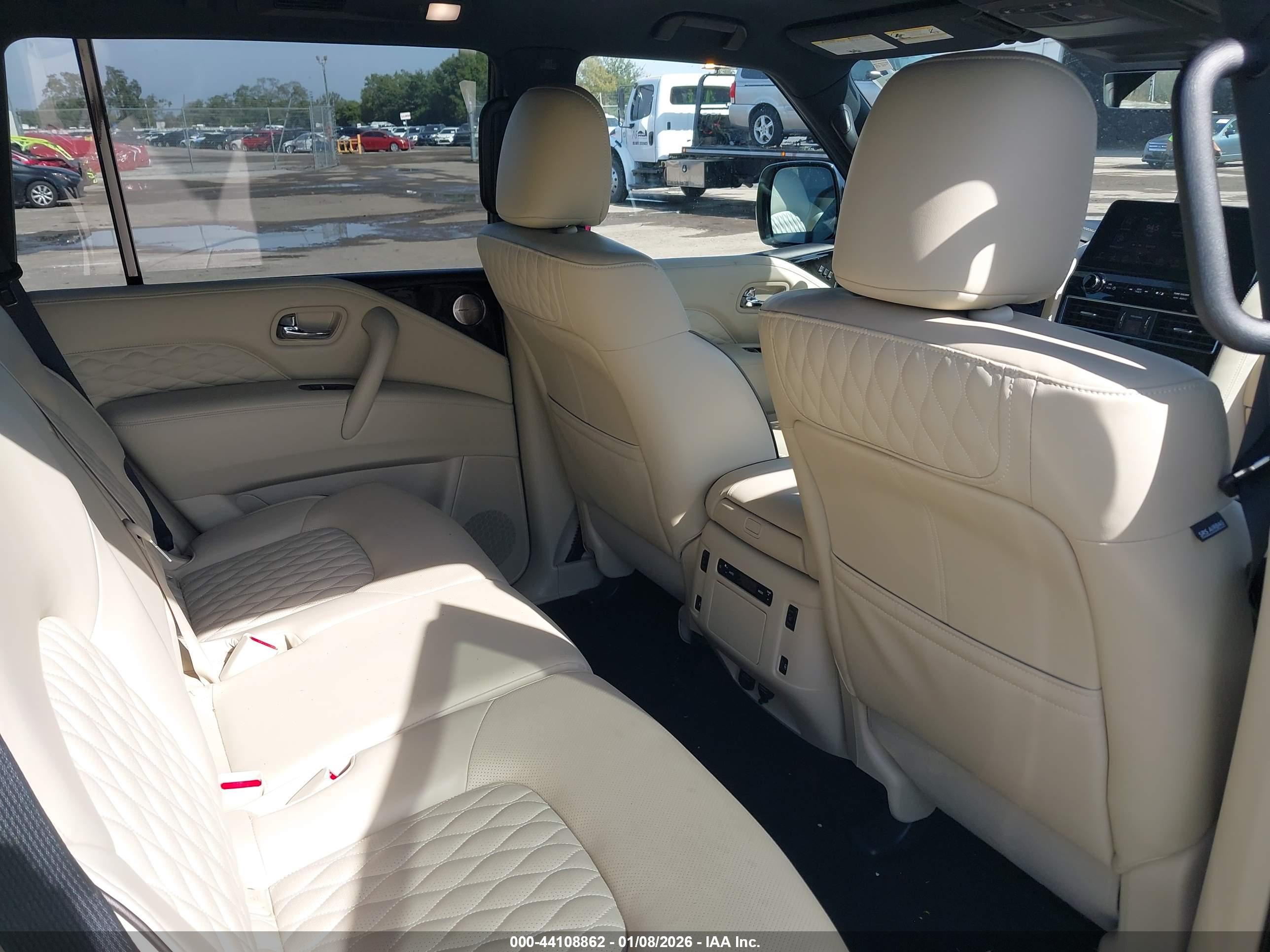 INFINITI QX80 image 8