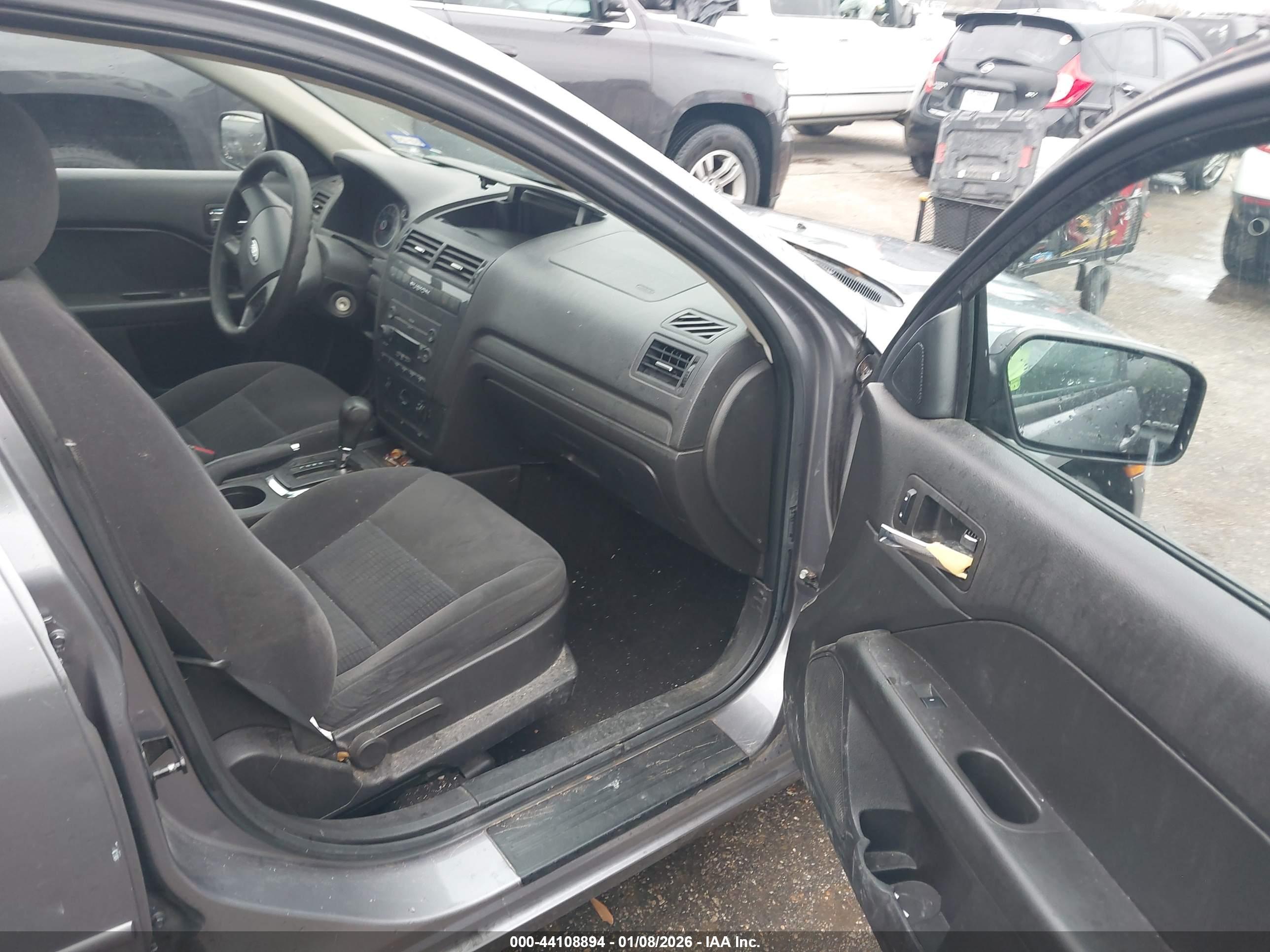 FORD FUSION image 5