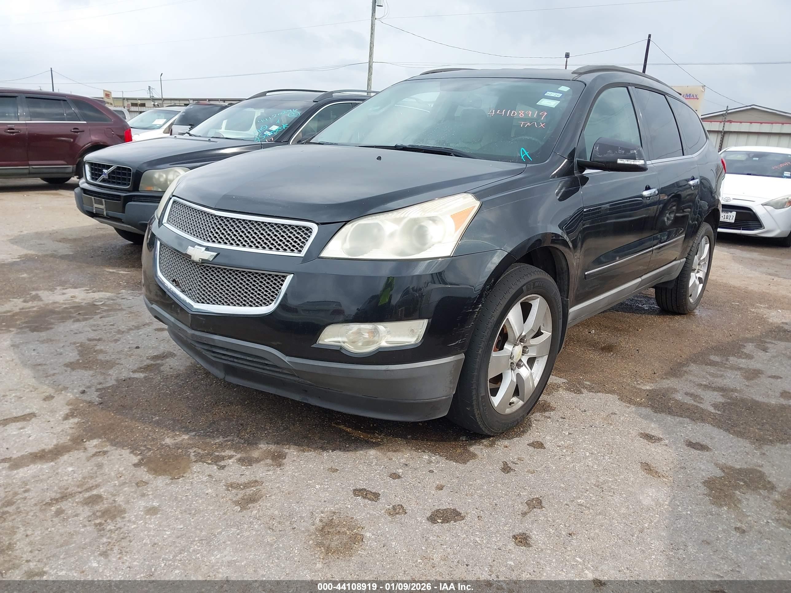 CHEVROLET TRAVERSE image 2