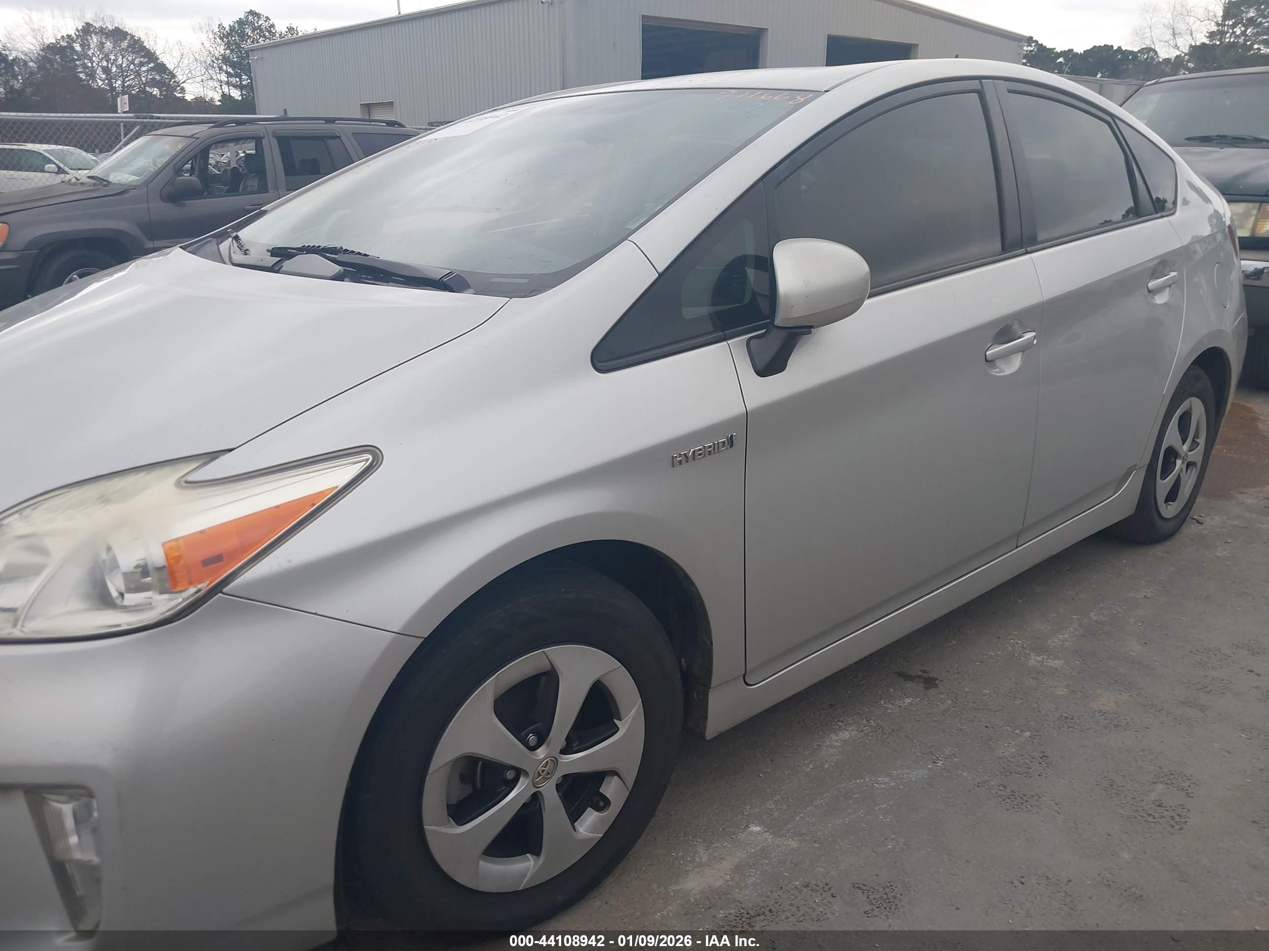 TOYOTA PRIUS image 6