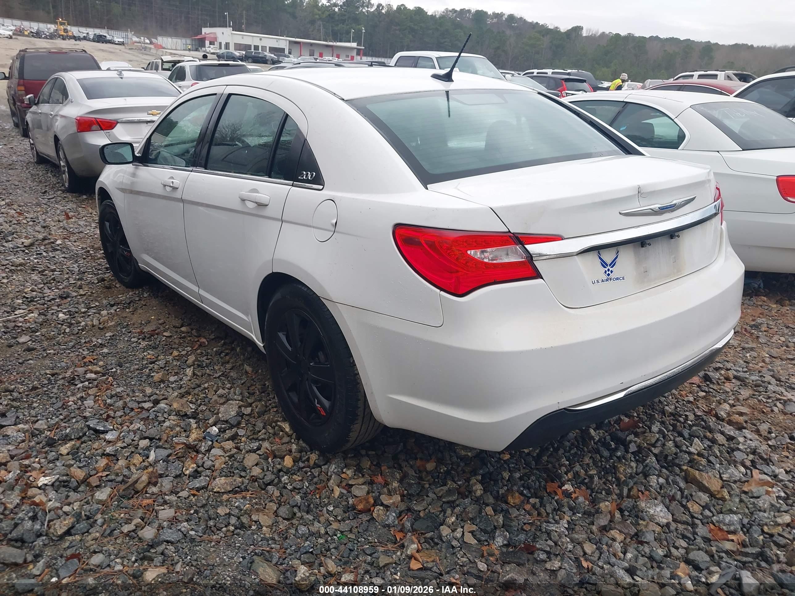 CHRYSLER 200 image 3