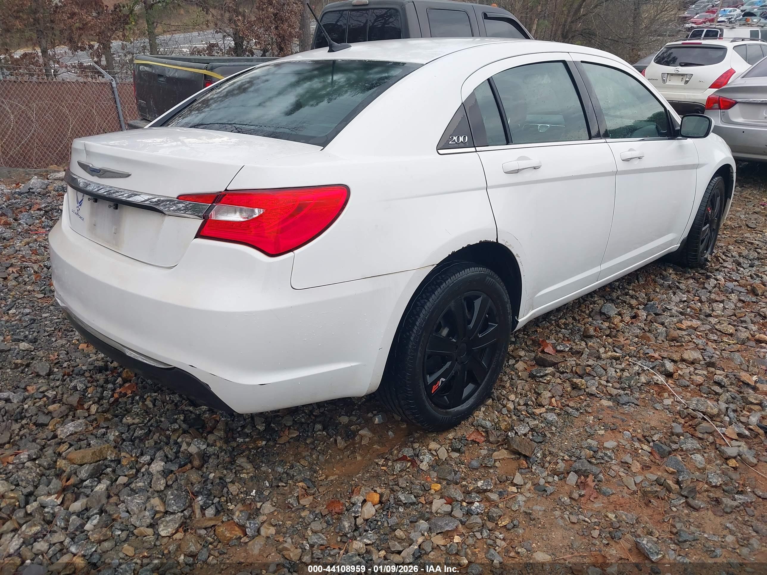 CHRYSLER 200 image 4