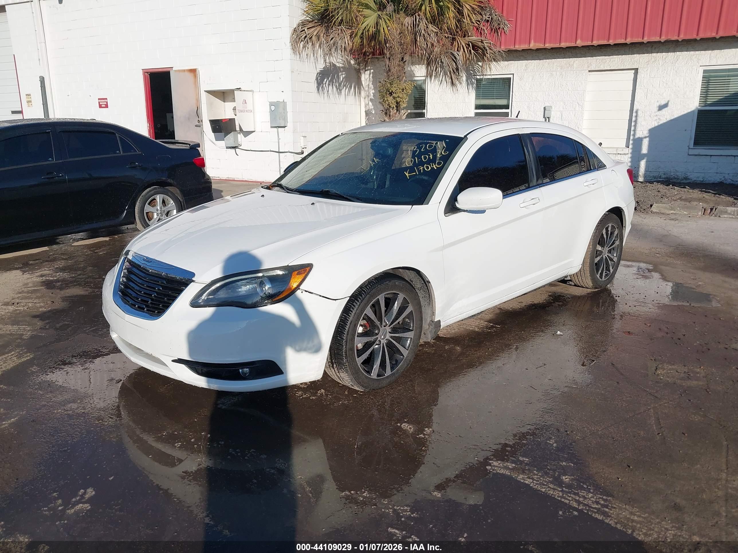 CHRYSLER 200 image 2