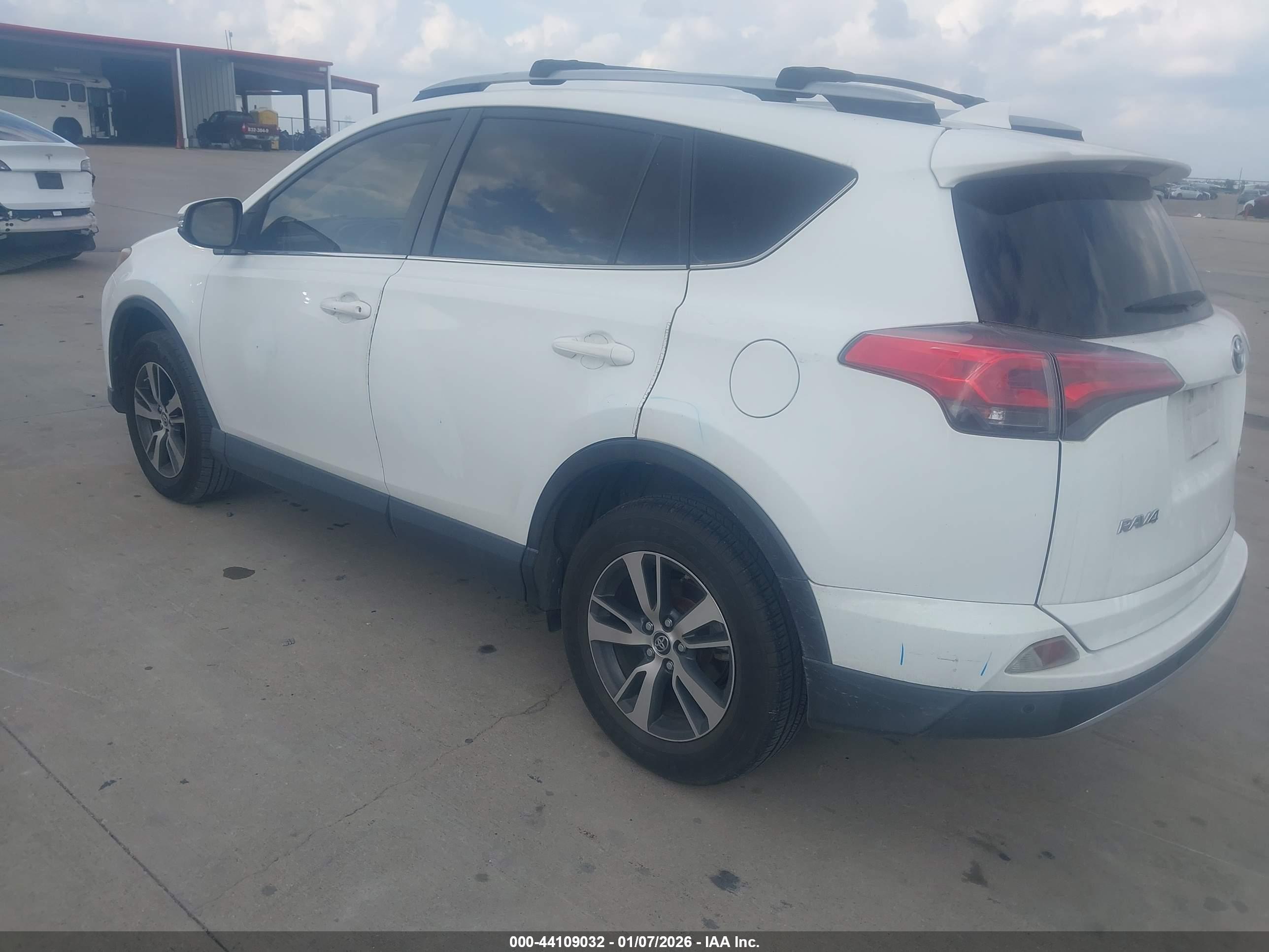 TOYOTA RAV4 image 3