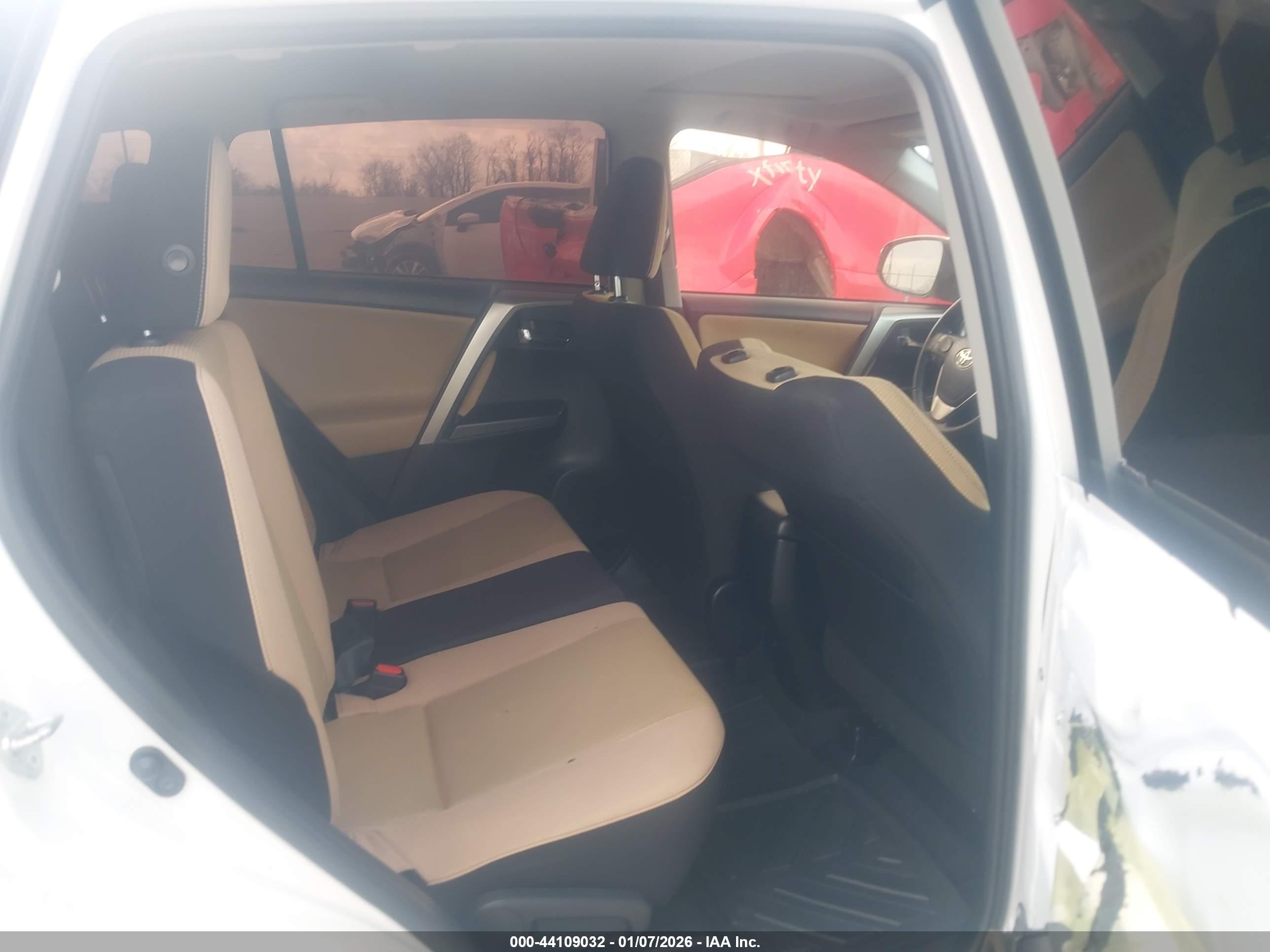 TOYOTA RAV4 image 8