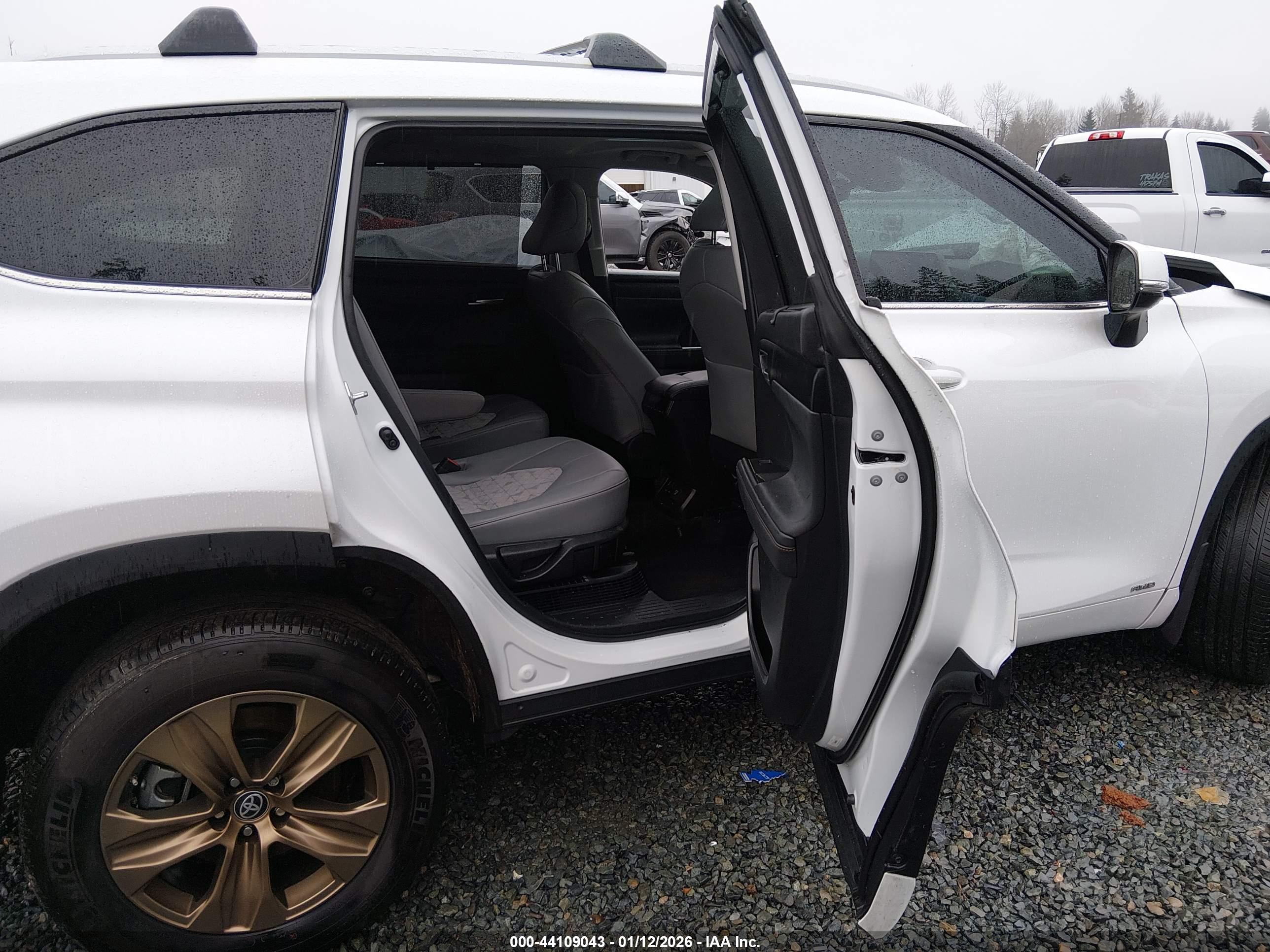 TOYOTA HIGHLANDER image 8