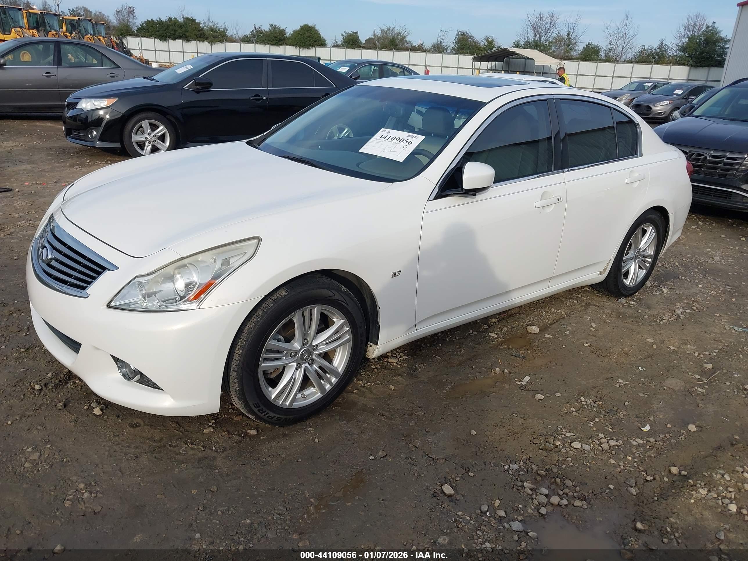 INFINITI Q40 image 2