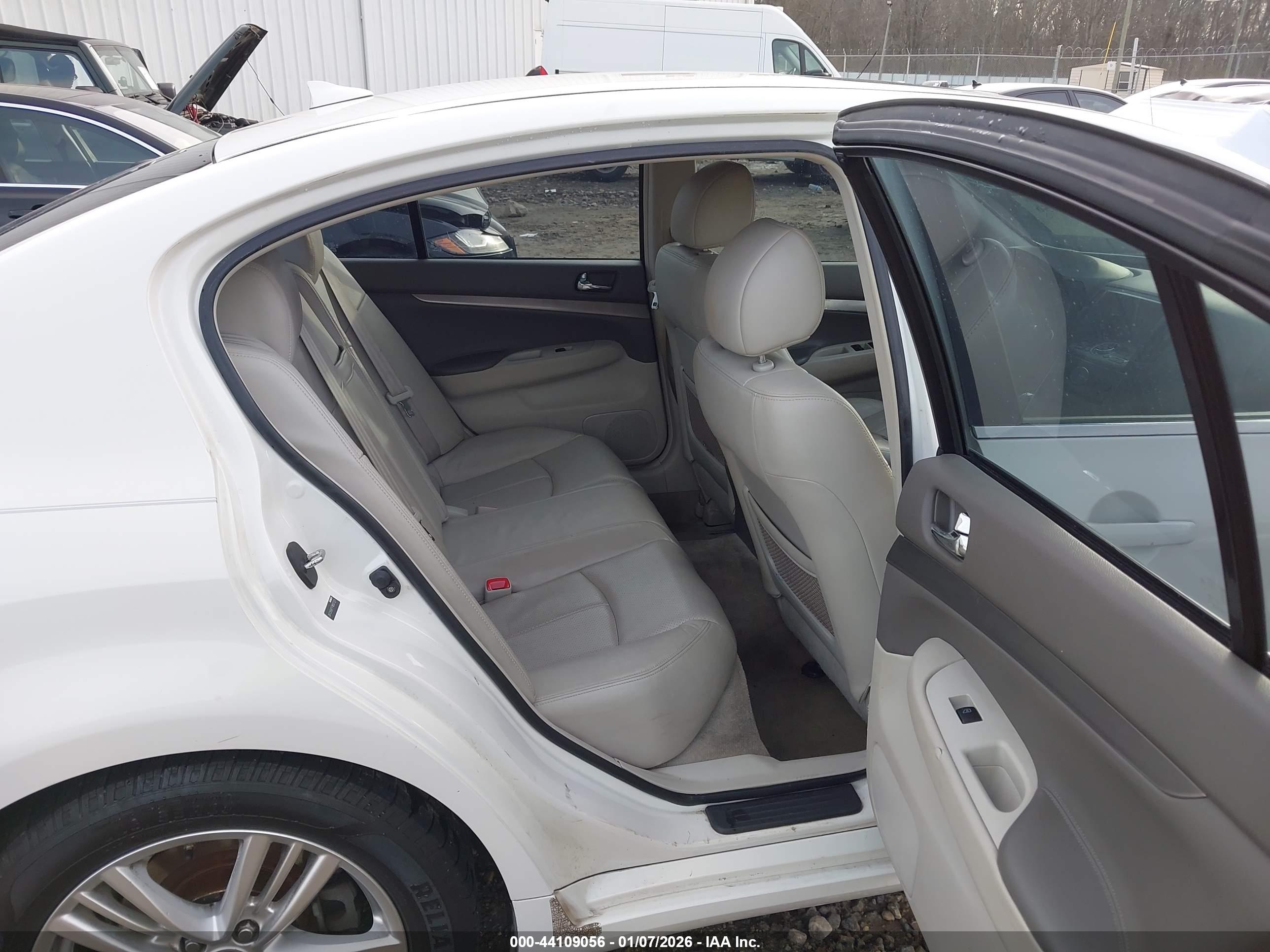 INFINITI Q40 image 8