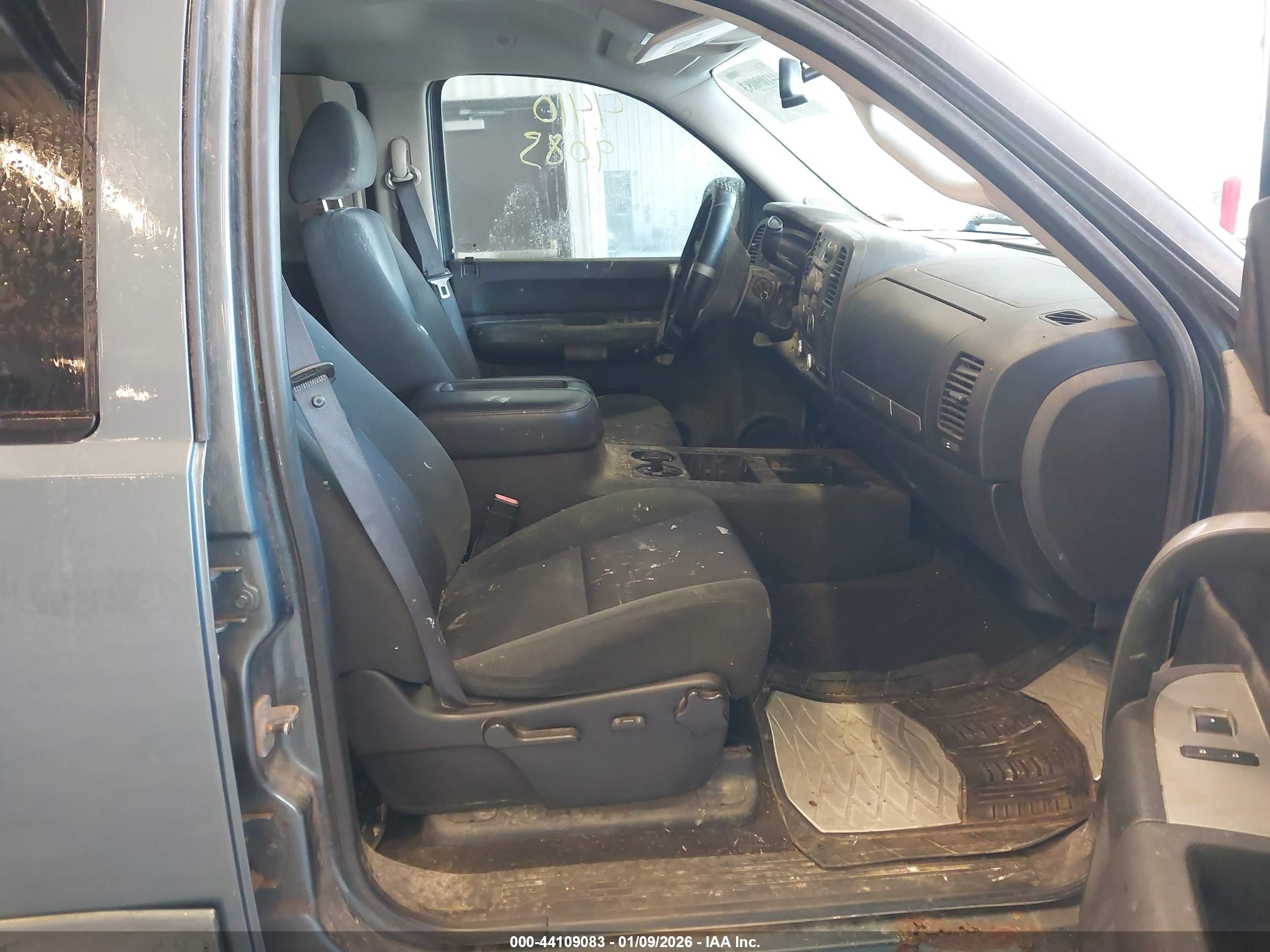 CHEVROLET SILVERADO image 5