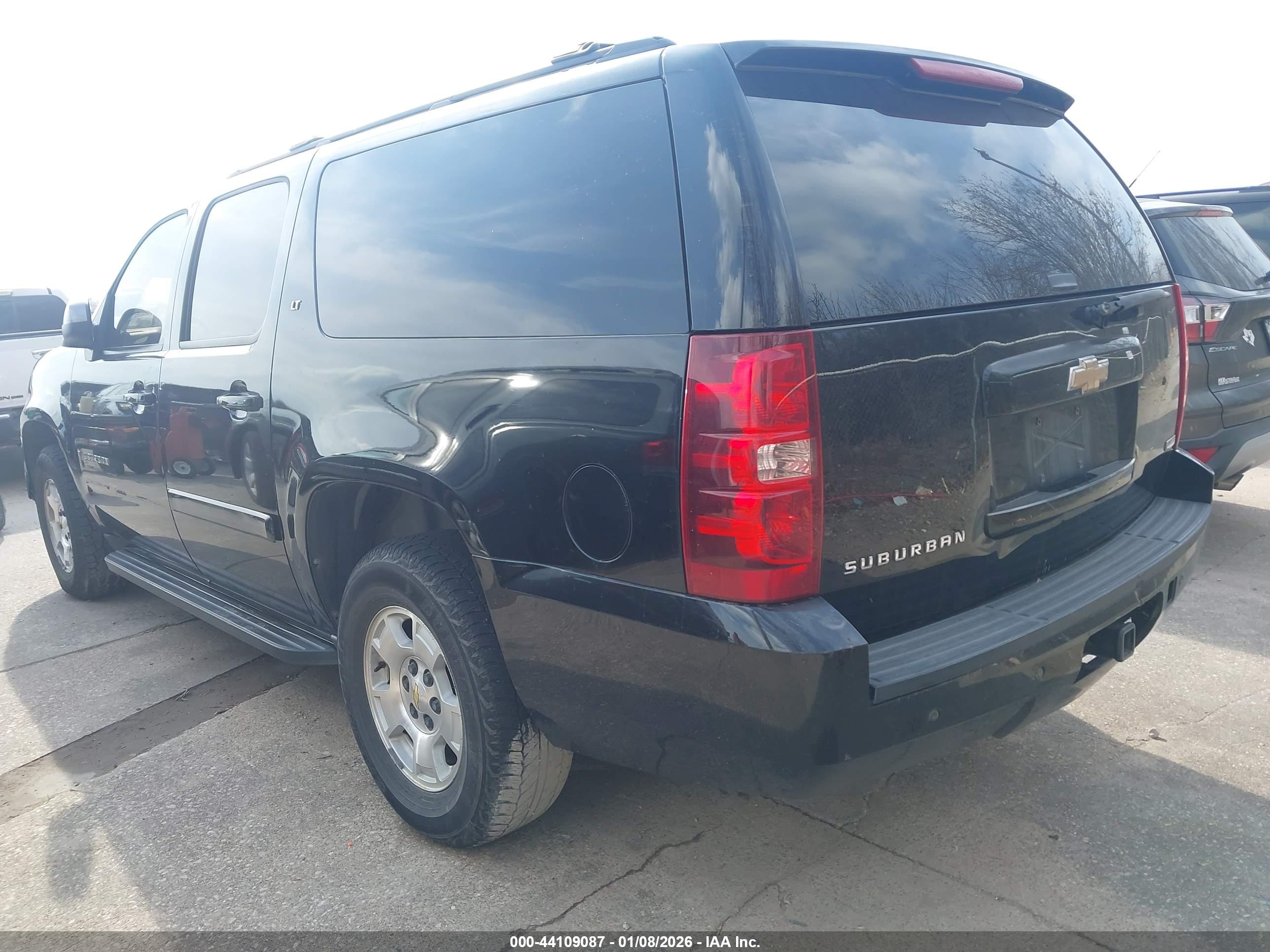 CHEVROLET SUBURBAN image 3
