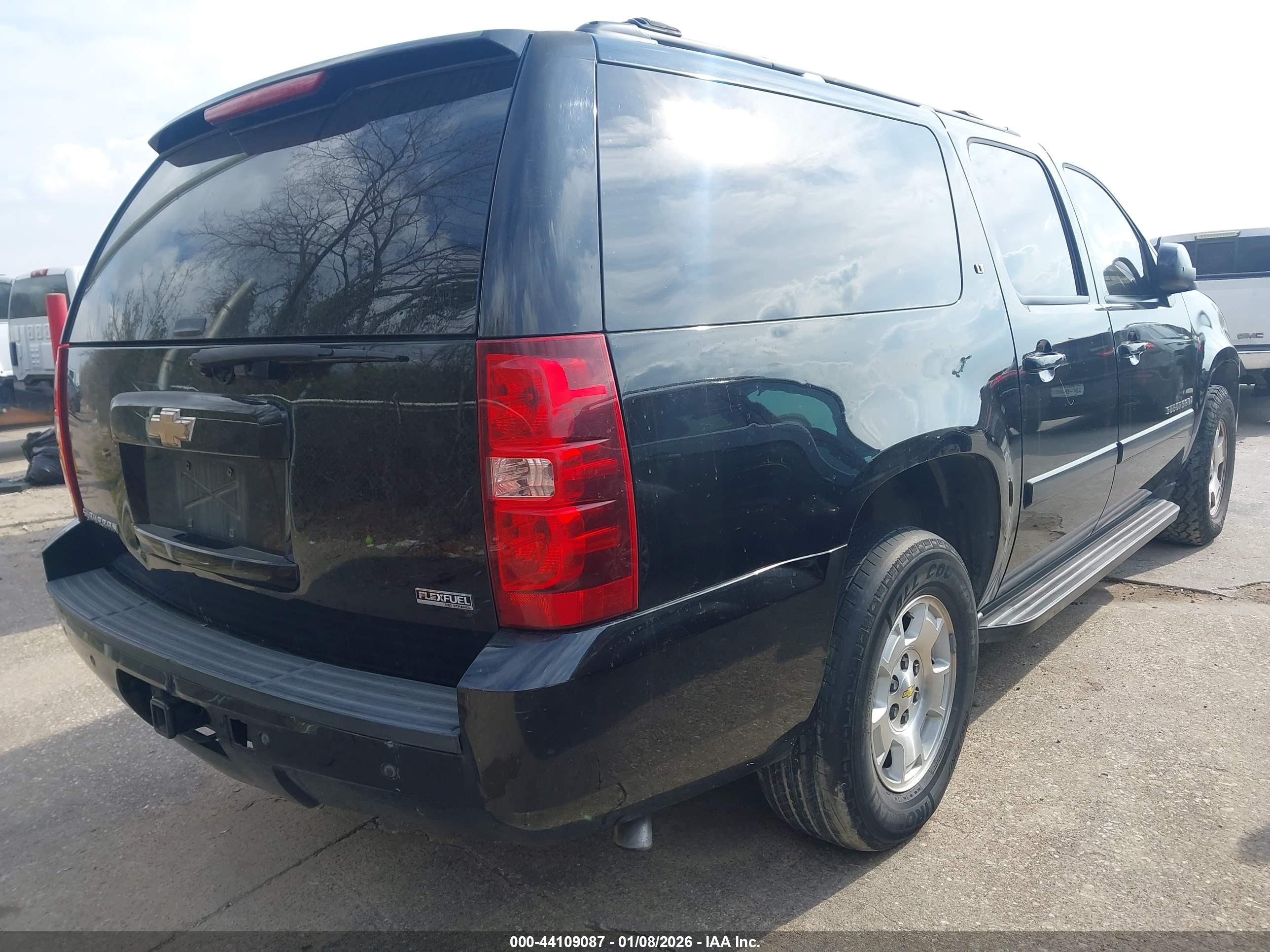CHEVROLET SUBURBAN image 4