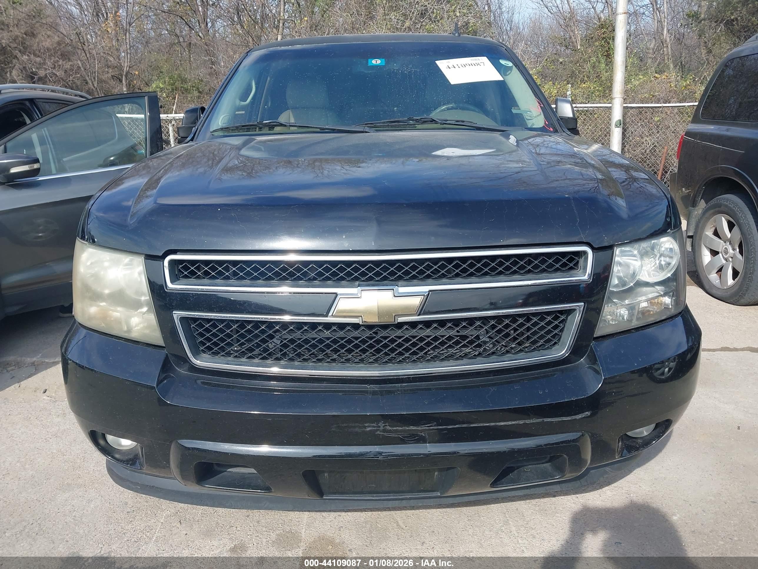 CHEVROLET SUBURBAN image 6