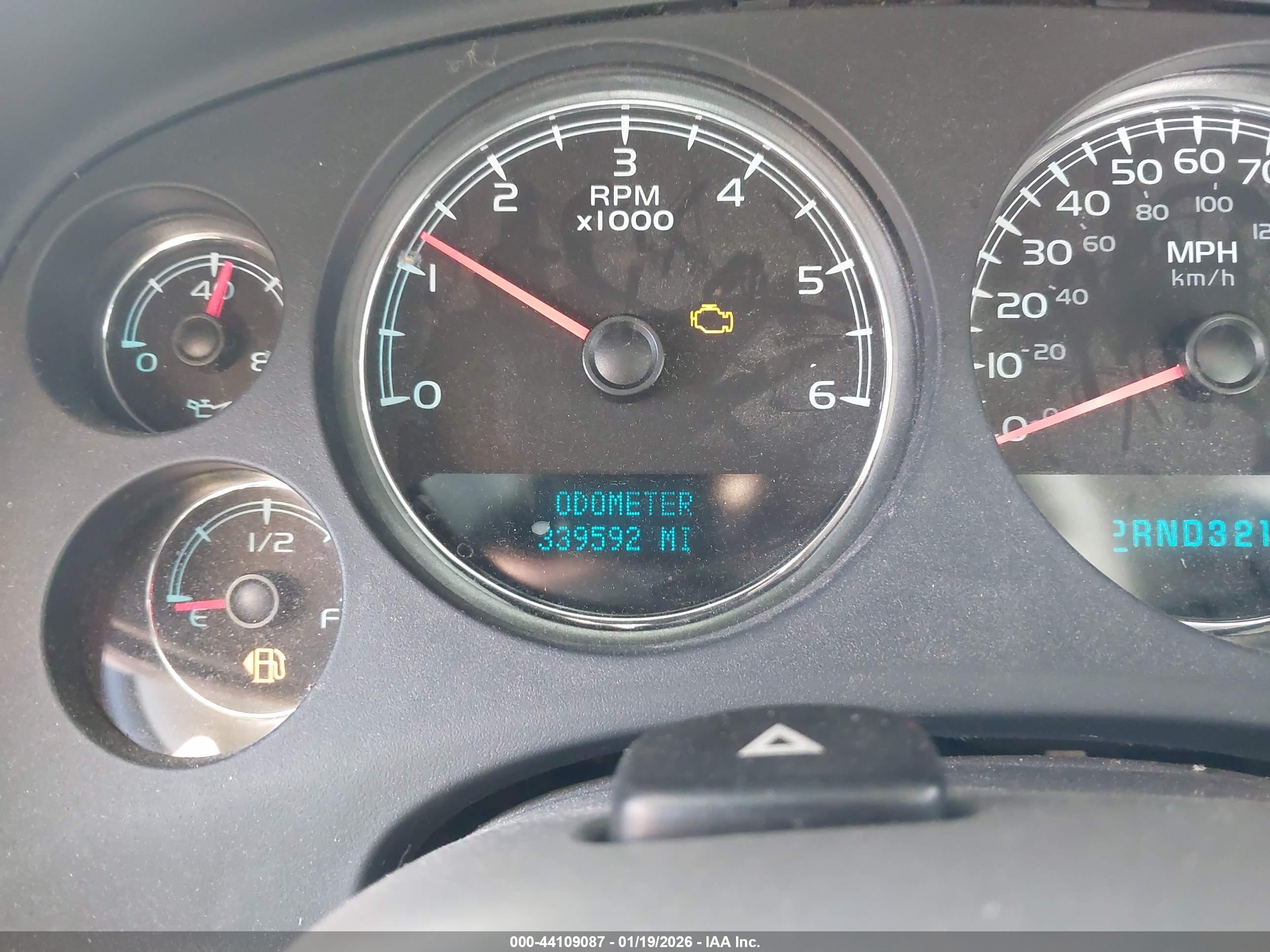 CHEVROLET SUBURBAN image 7