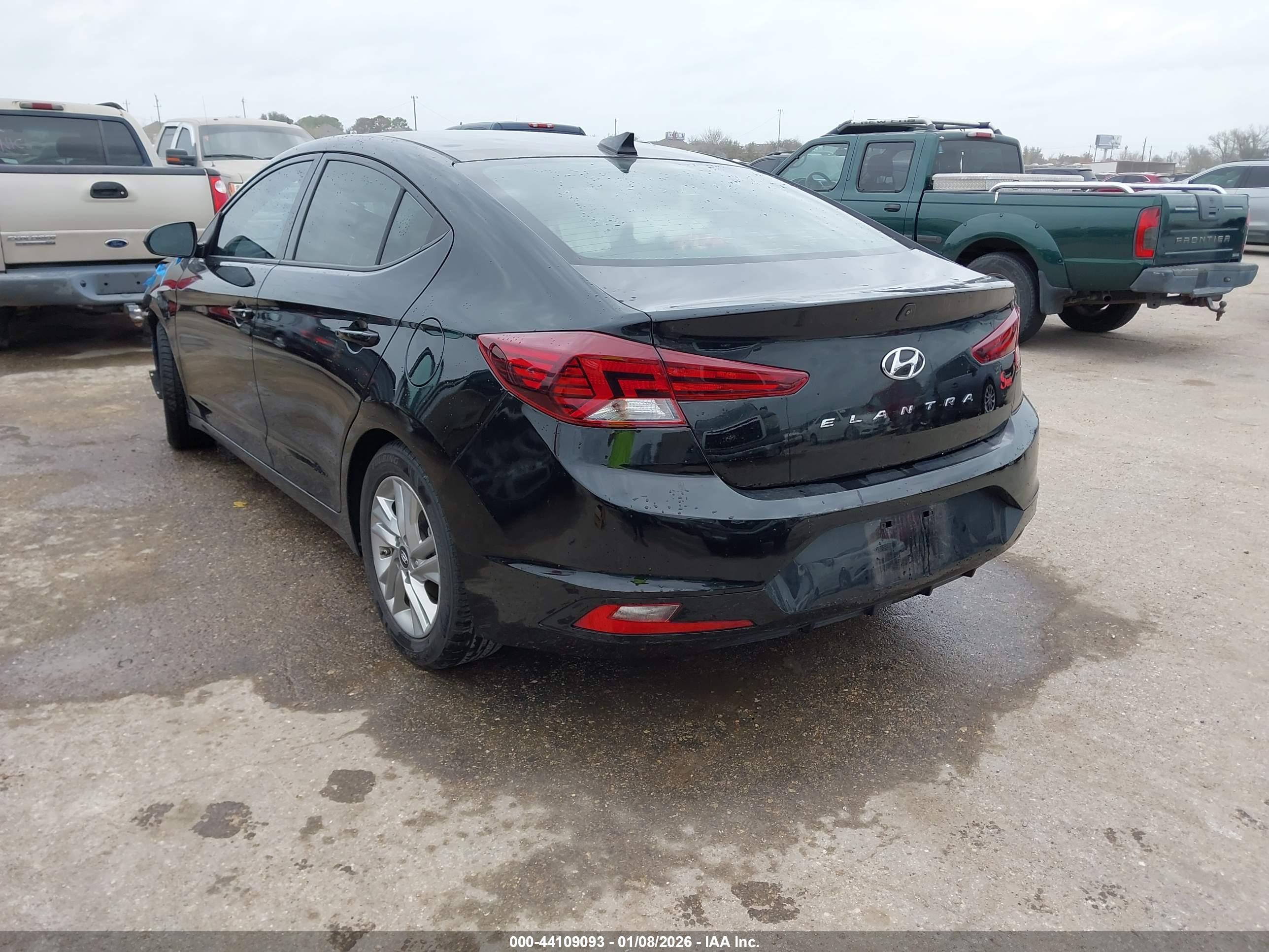 HYUNDAI ELANTRA image 3
