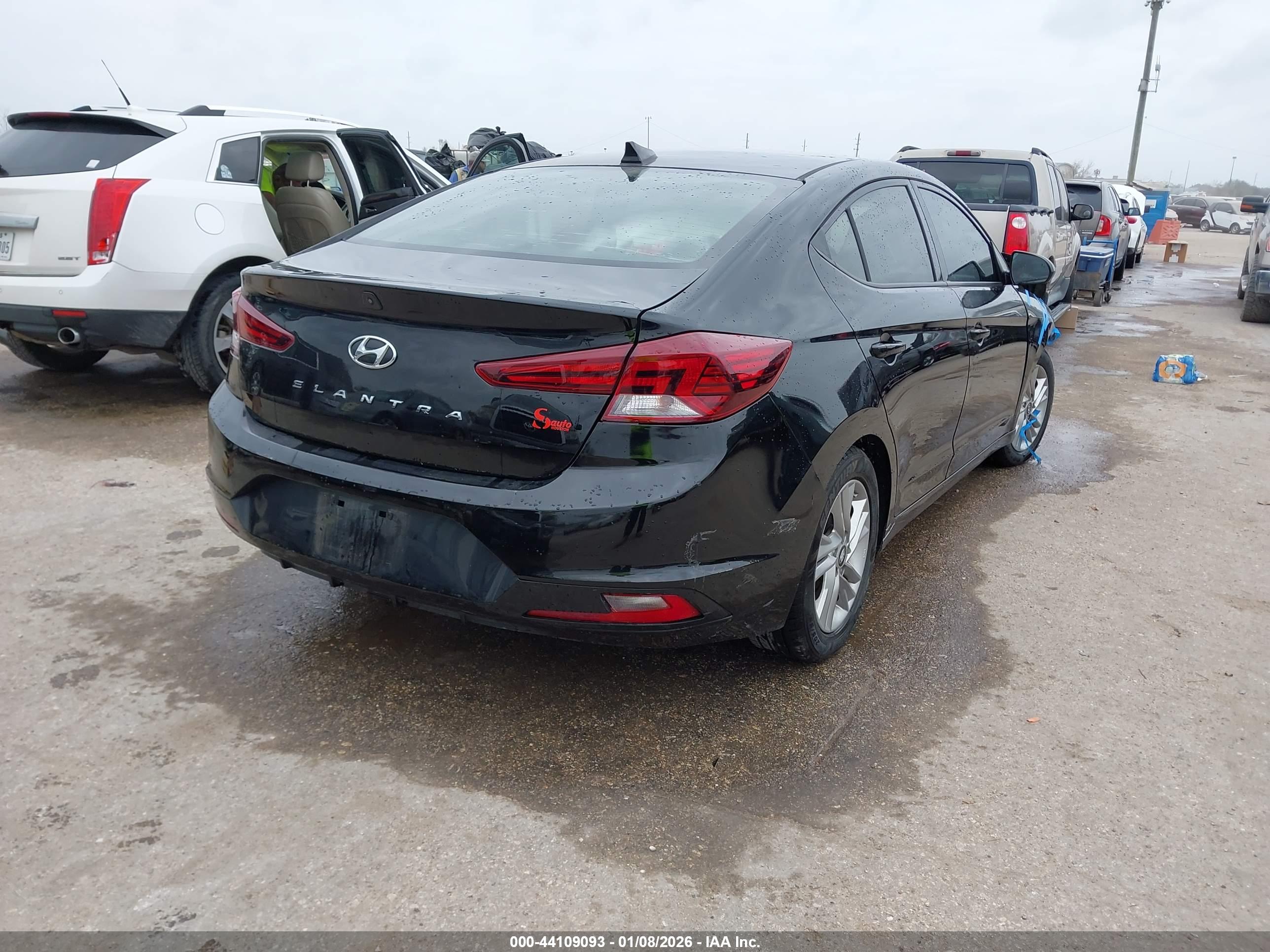 HYUNDAI ELANTRA image 4