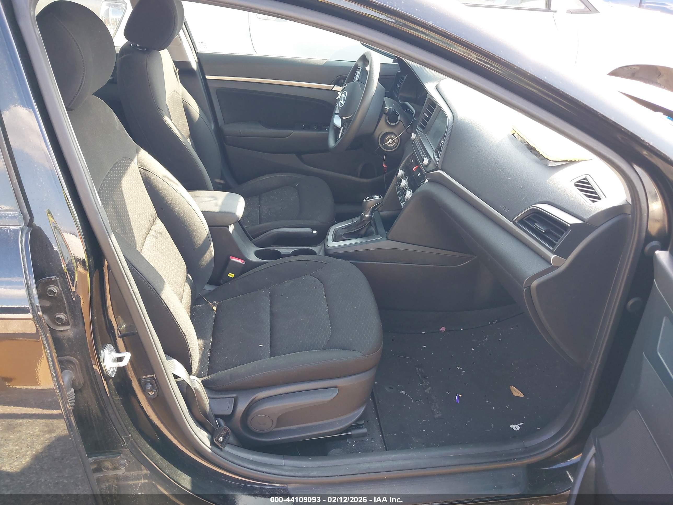 HYUNDAI ELANTRA image 5