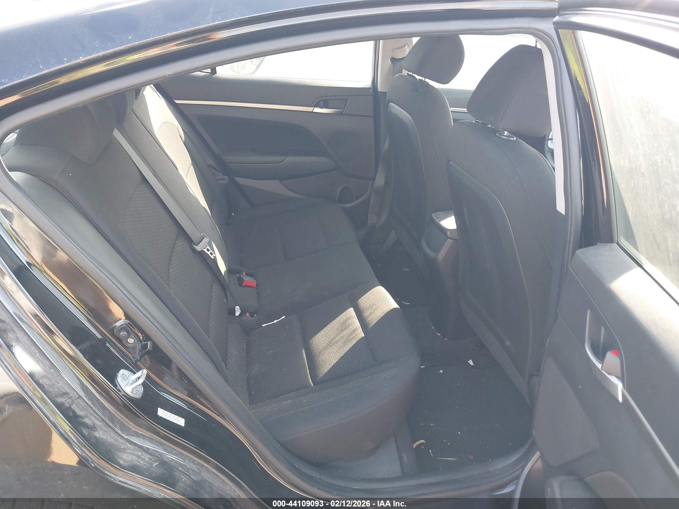 HYUNDAI ELANTRA image 8