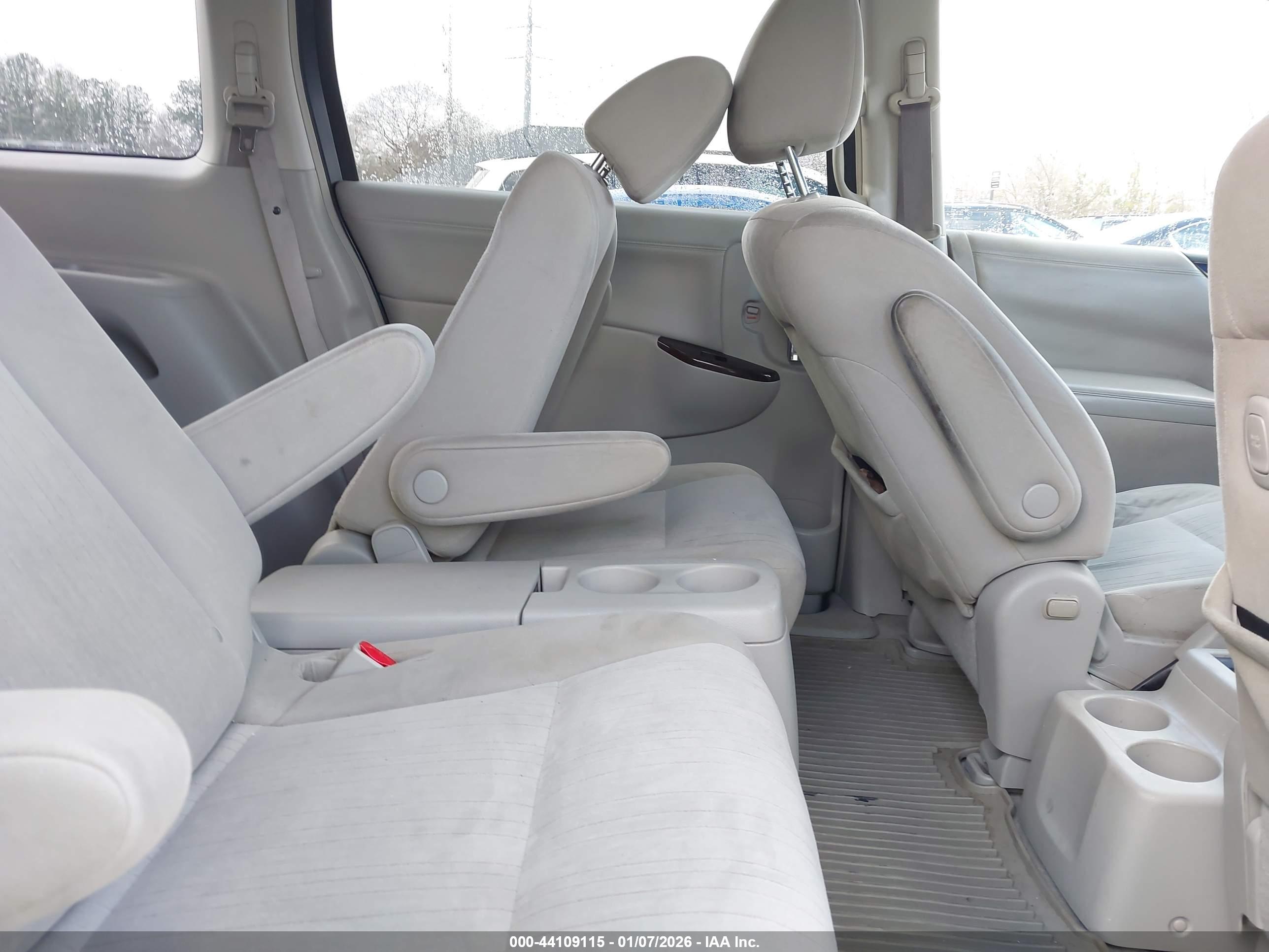 NISSAN QUEST image 8