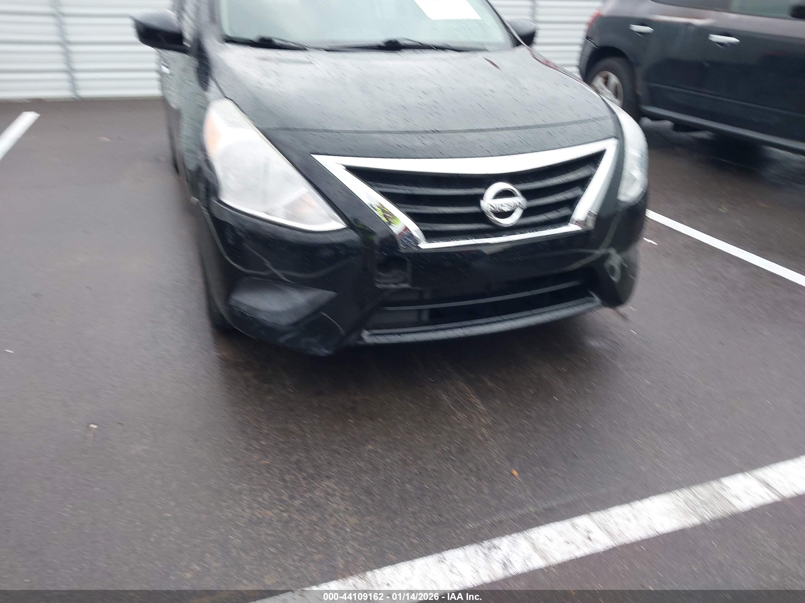 NISSAN VERSA image 6