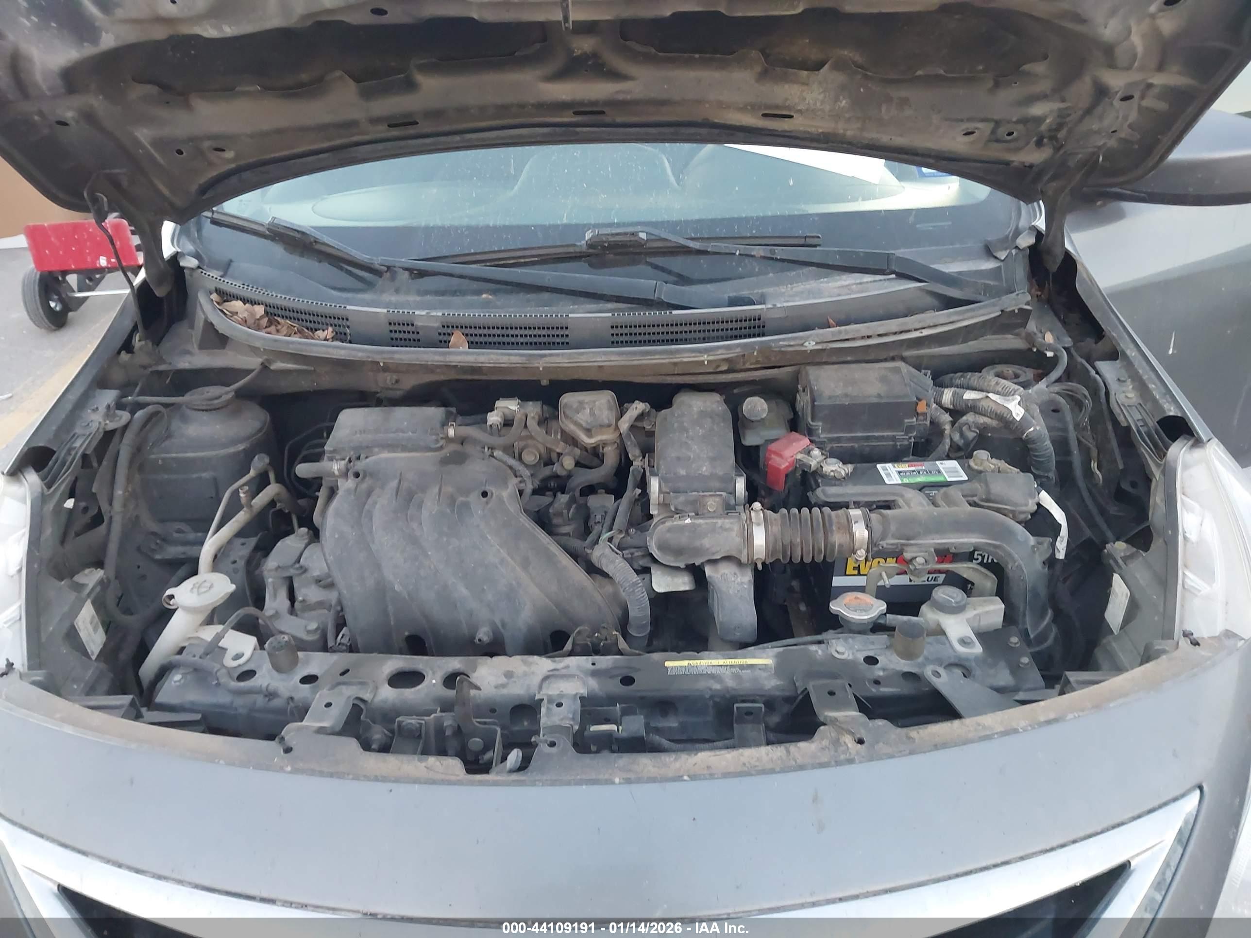 NISSAN VERSA image 10