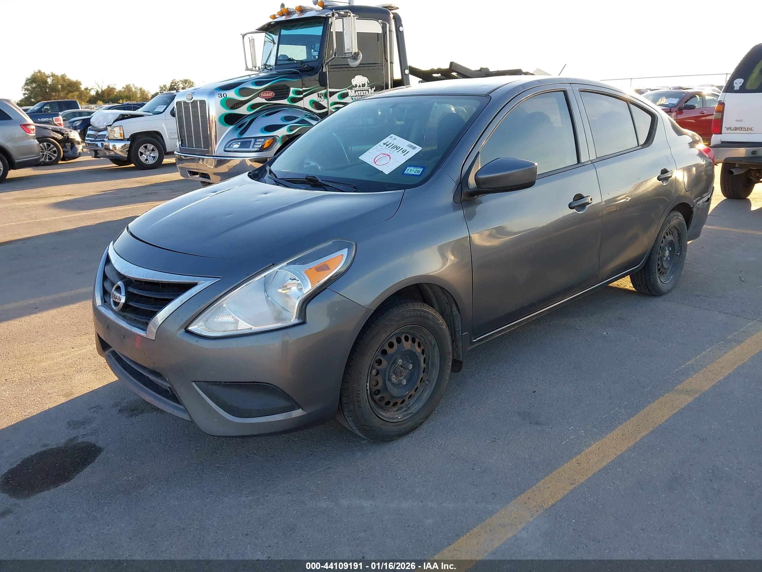 NISSAN VERSA image 2