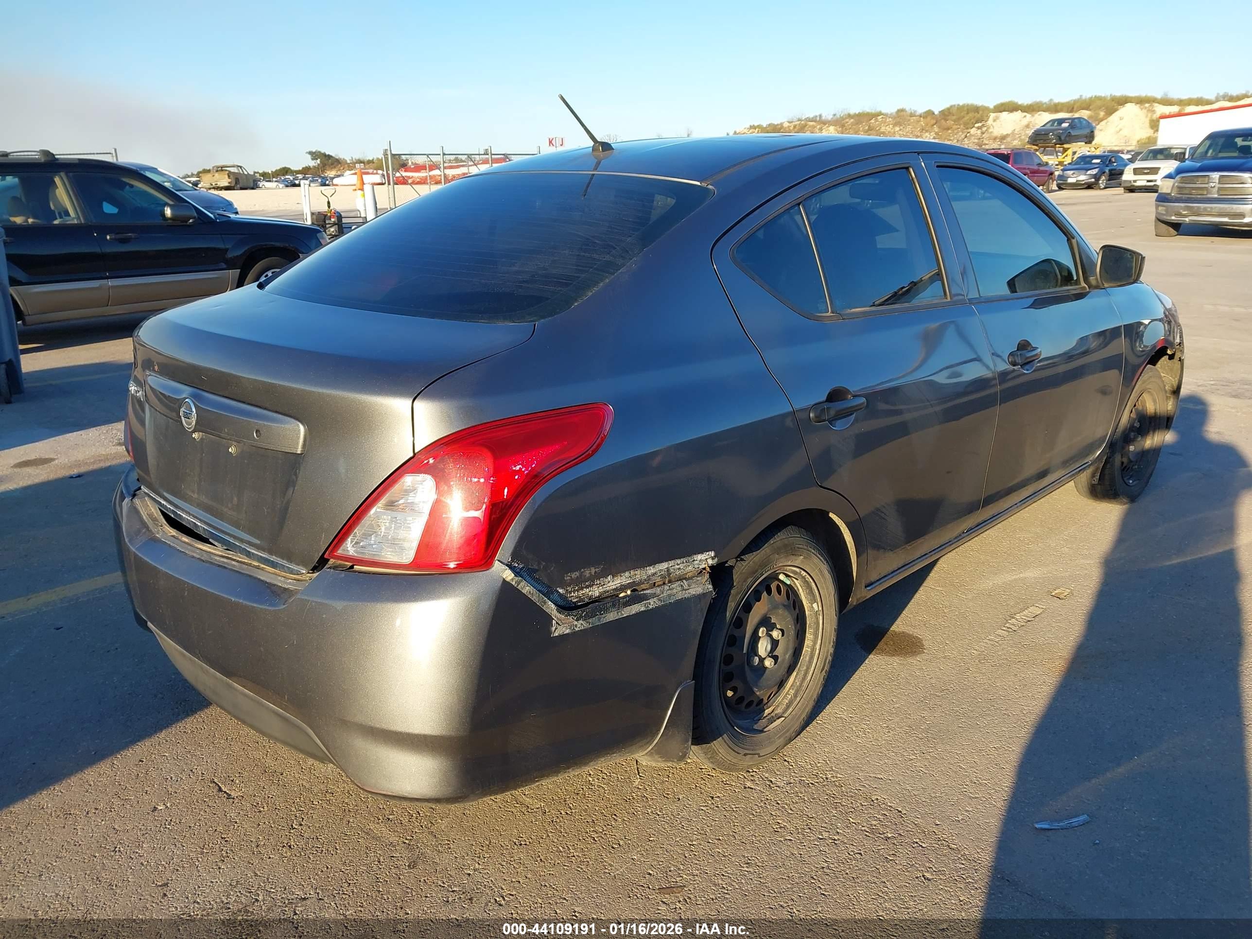 NISSAN VERSA image 4