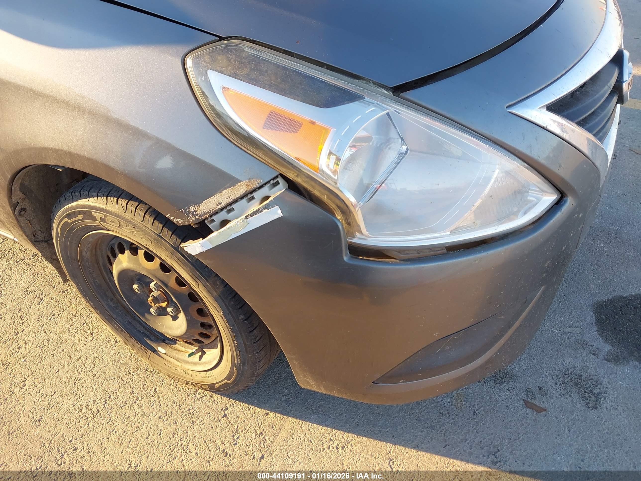 NISSAN VERSA image 6