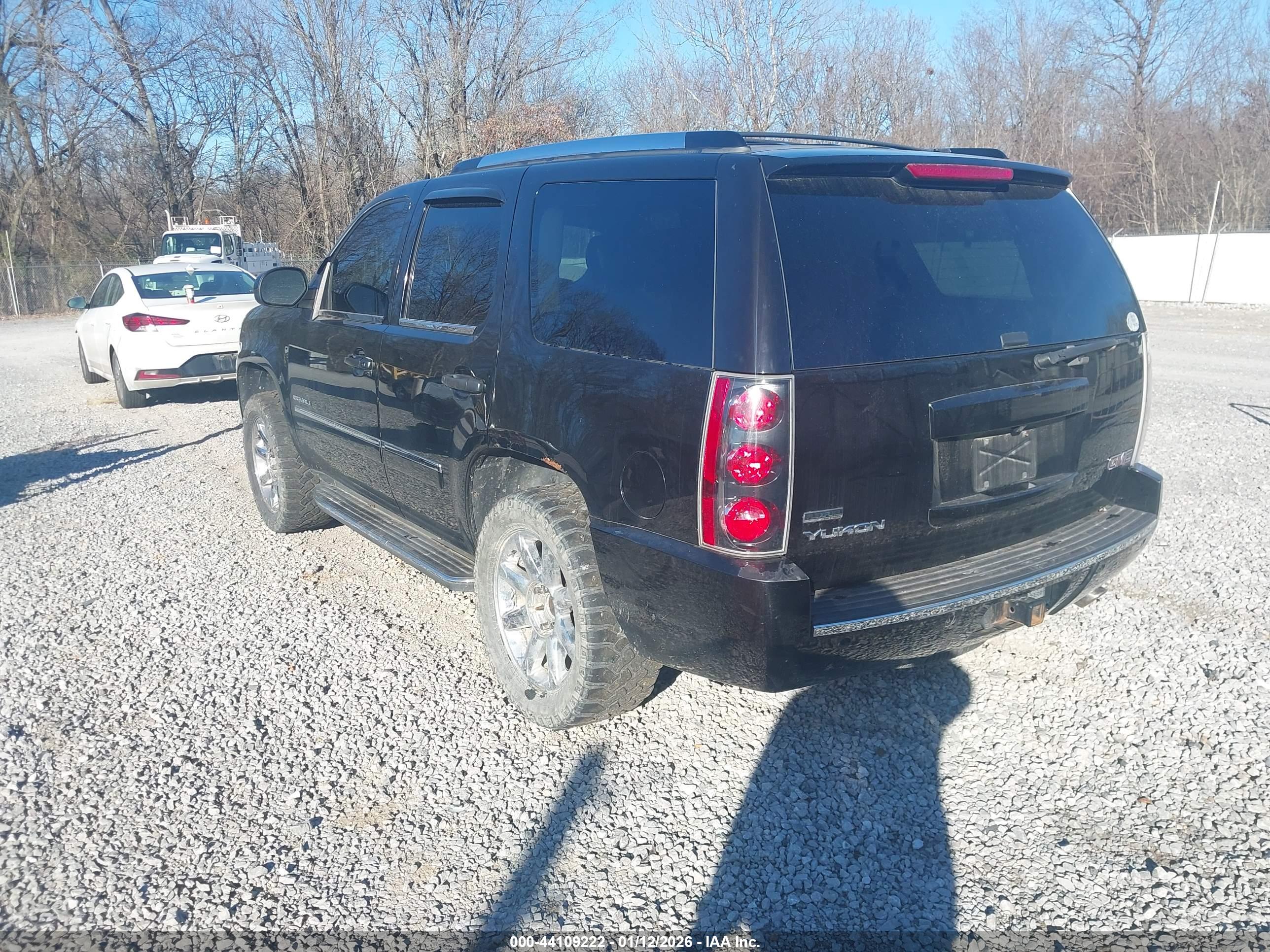 GMC YUKON image 3