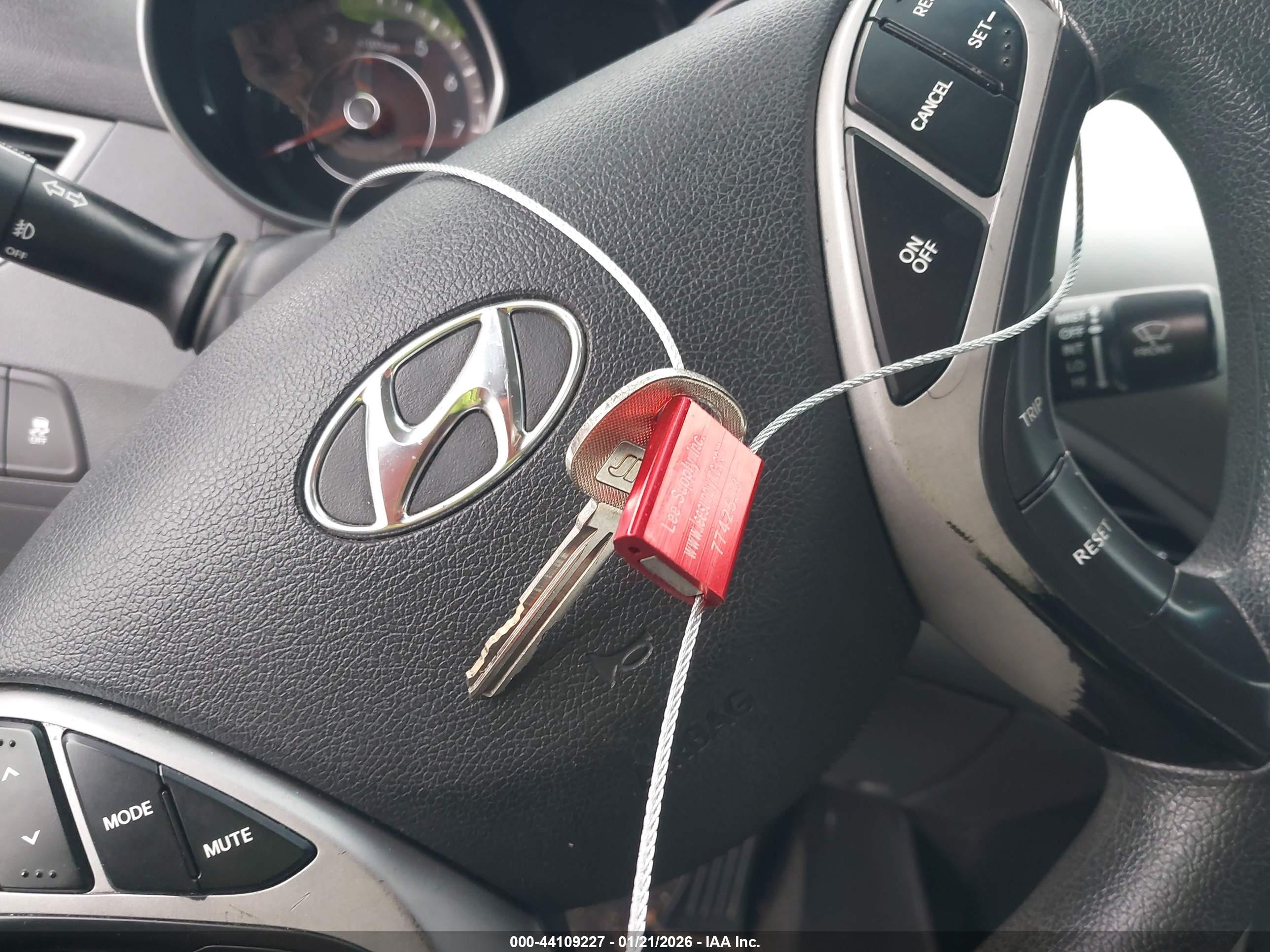 HYUNDAI ELANTRA image 11