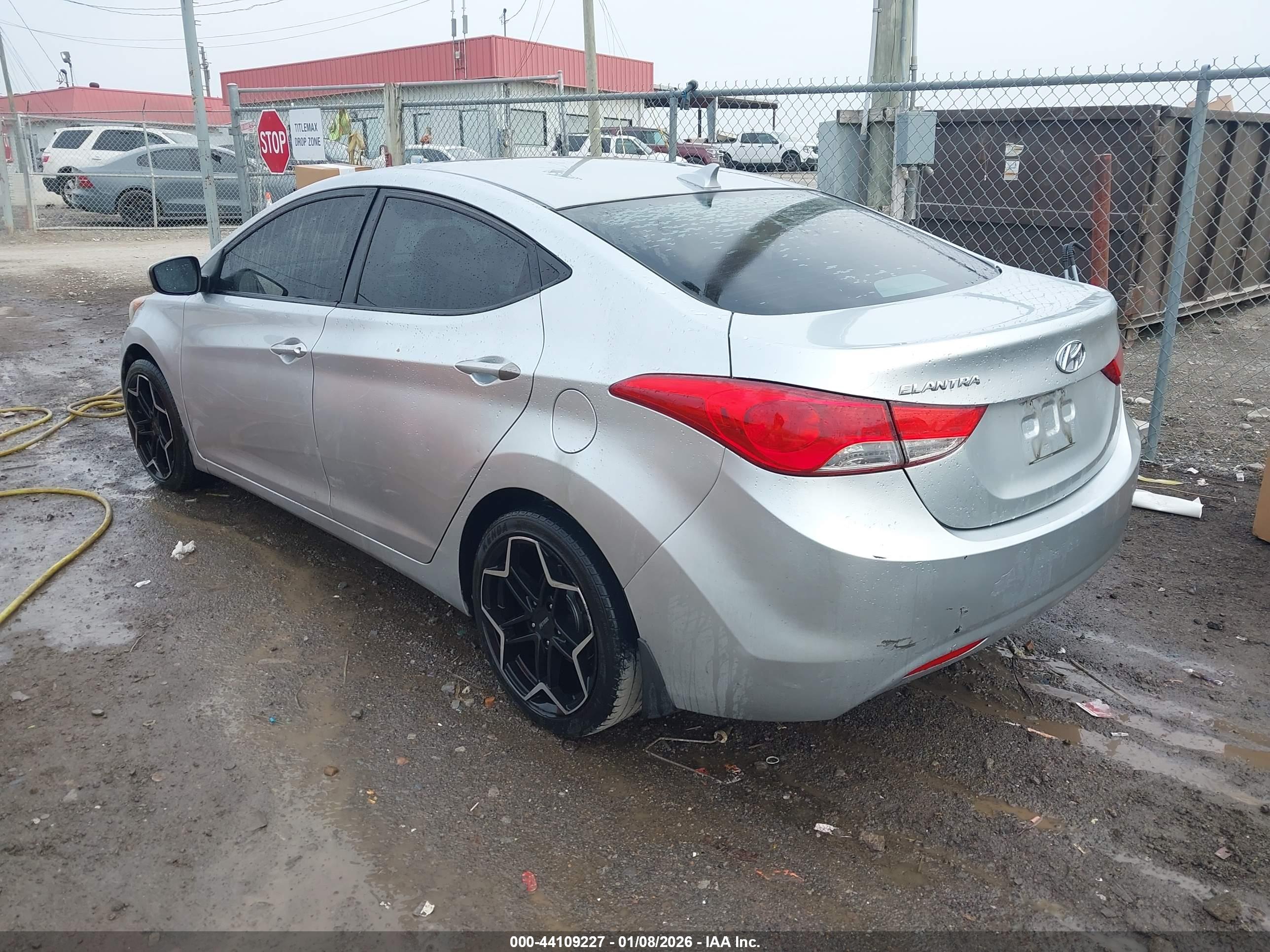 HYUNDAI ELANTRA image 3