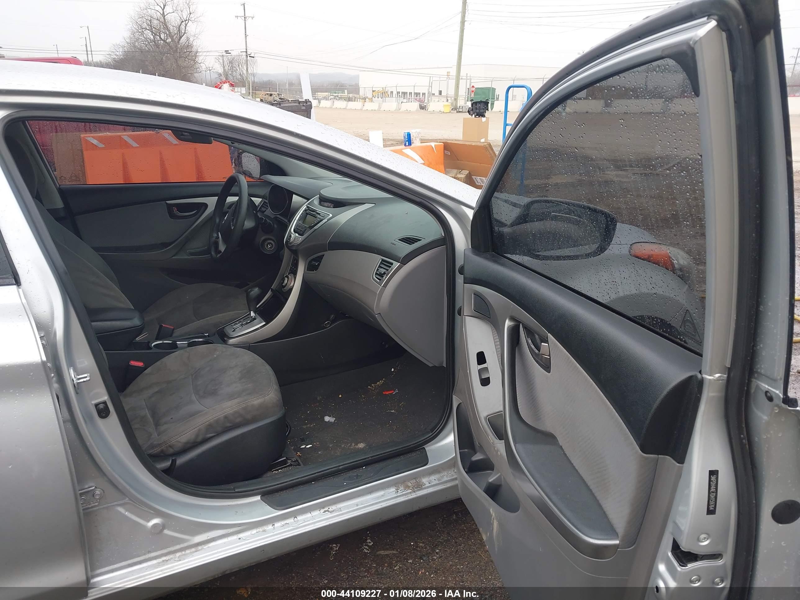 HYUNDAI ELANTRA image 5