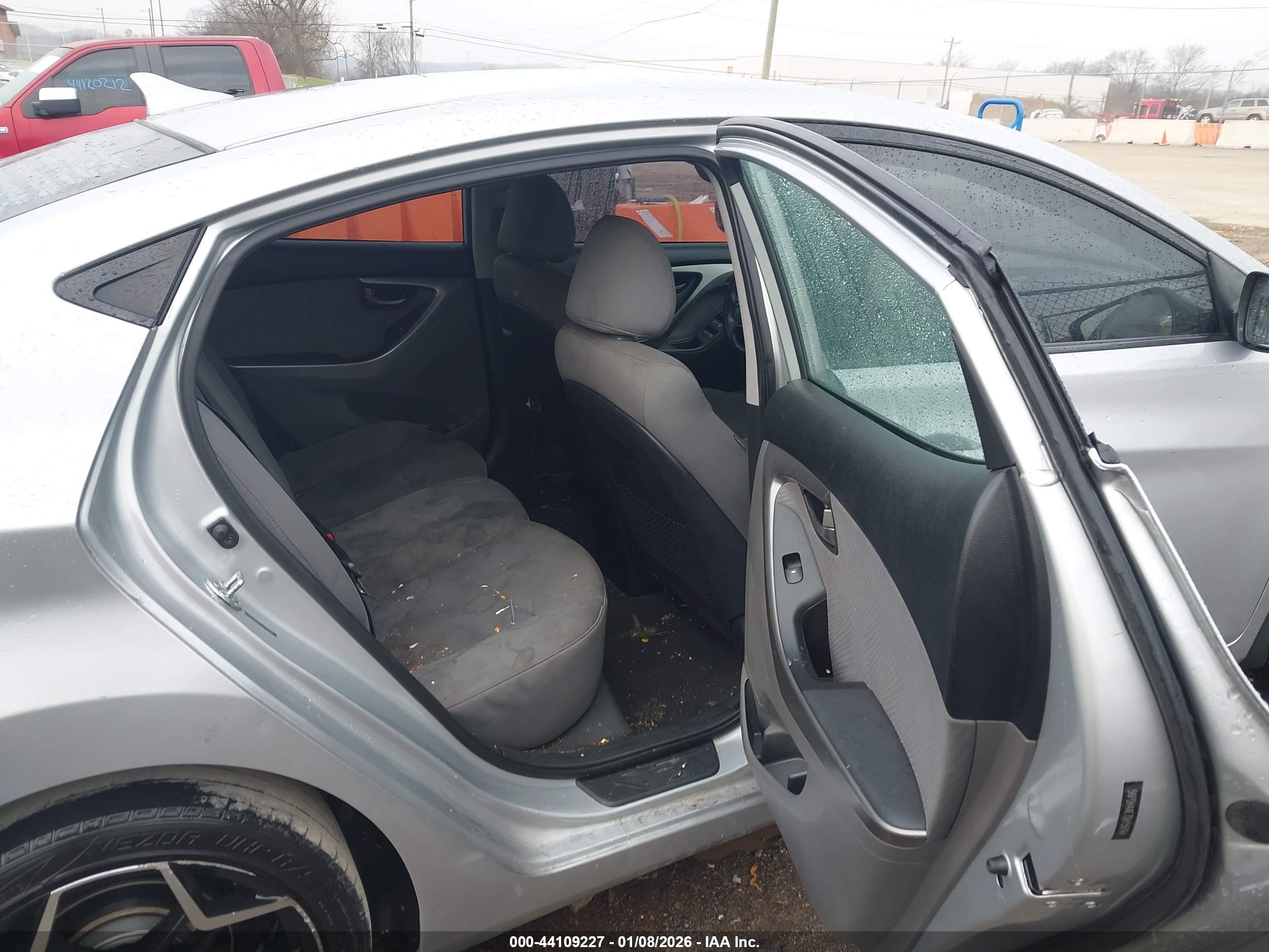 HYUNDAI ELANTRA image 8