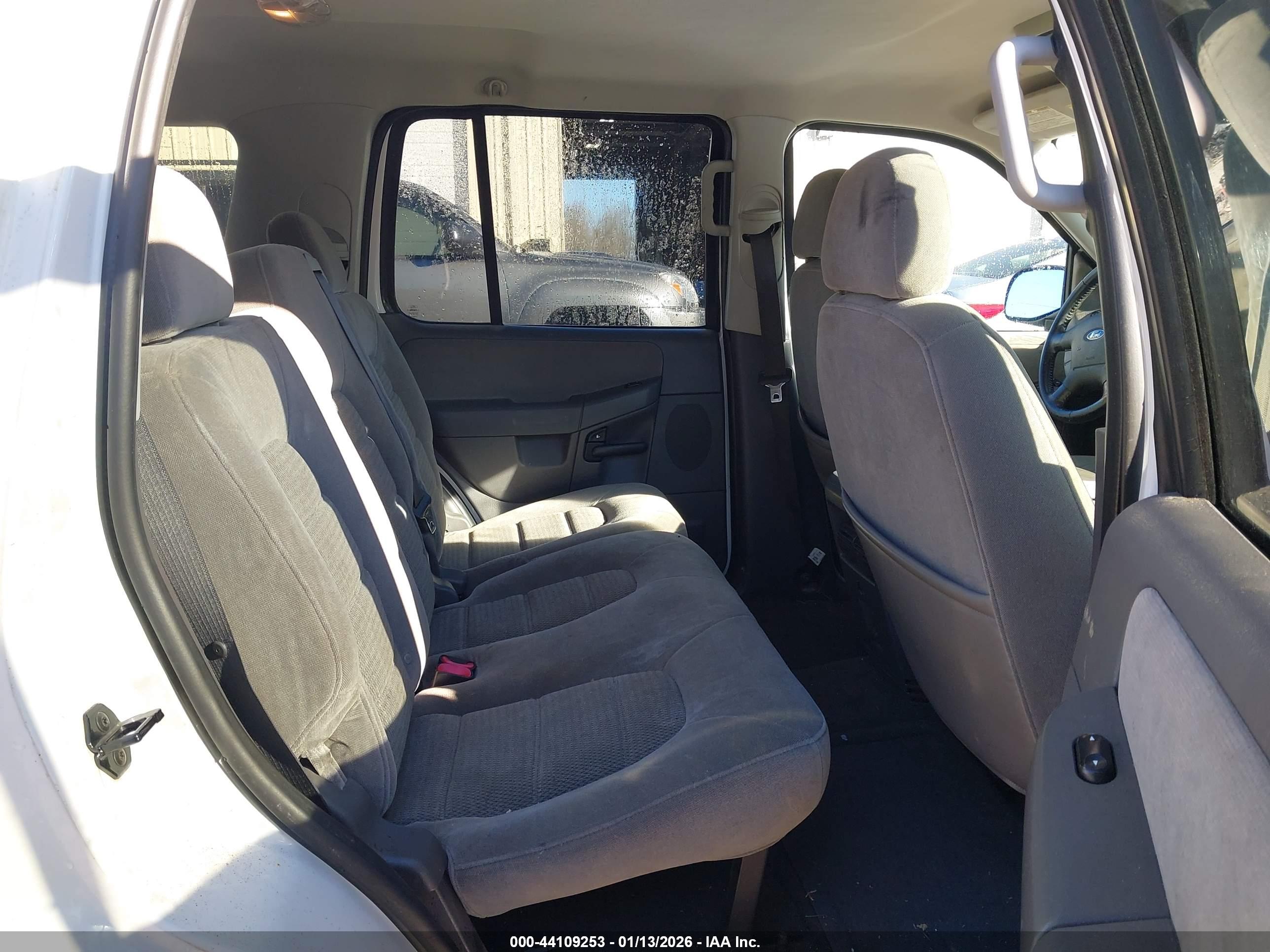 FORD EXPLORER image 8