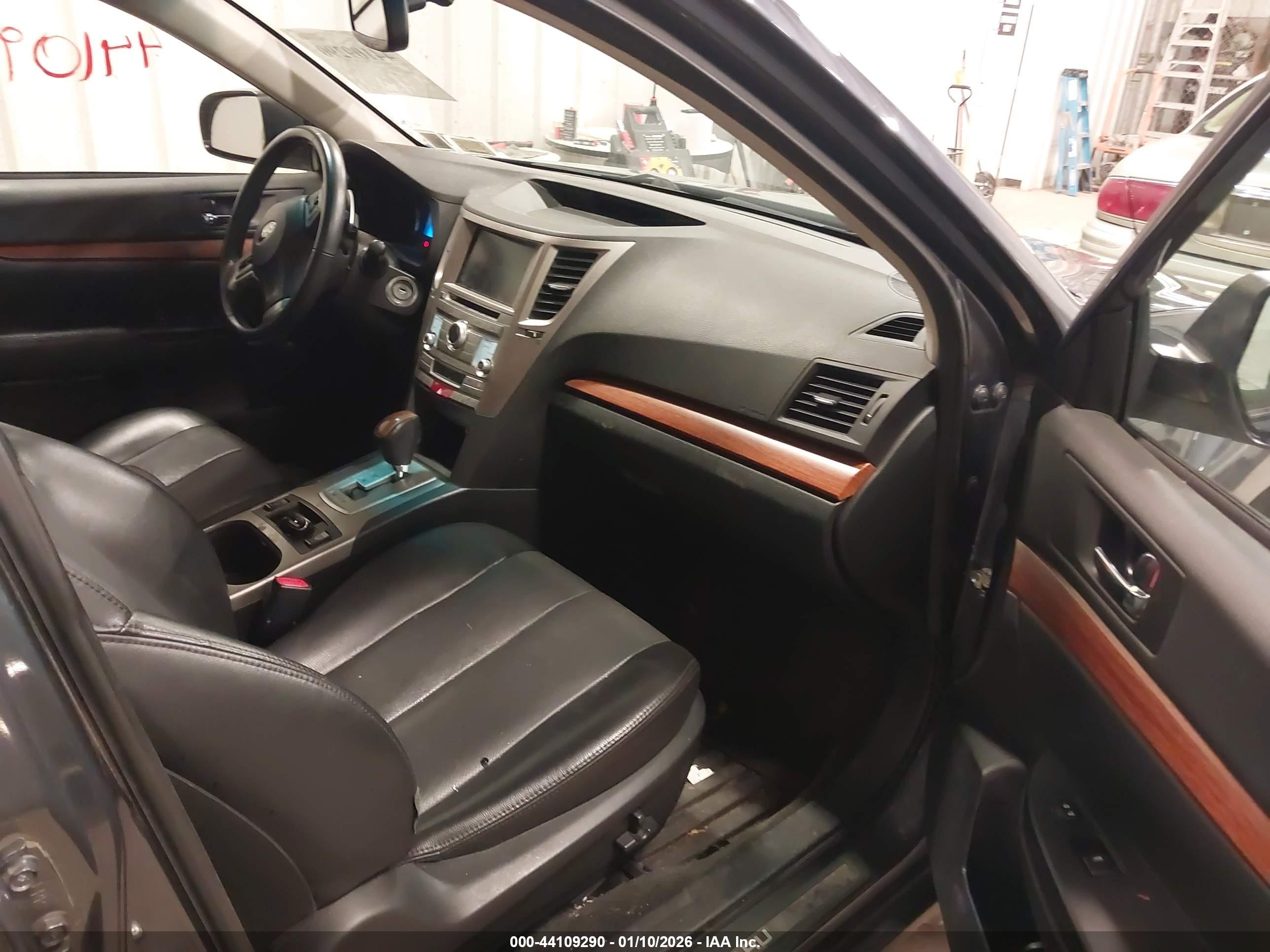 SUBARU OUTBACK image 5