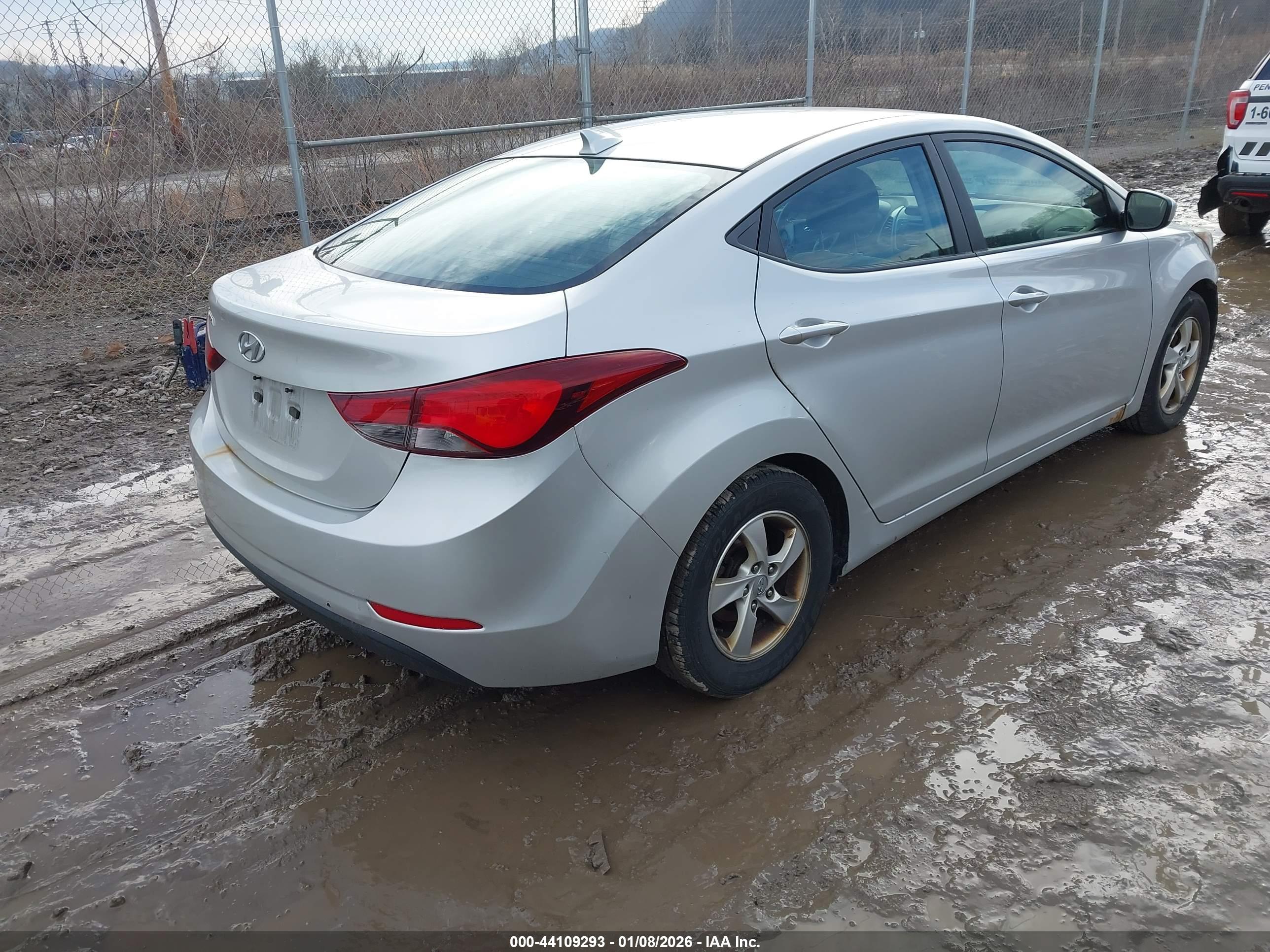 HYUNDAI ELANTRA image 4
