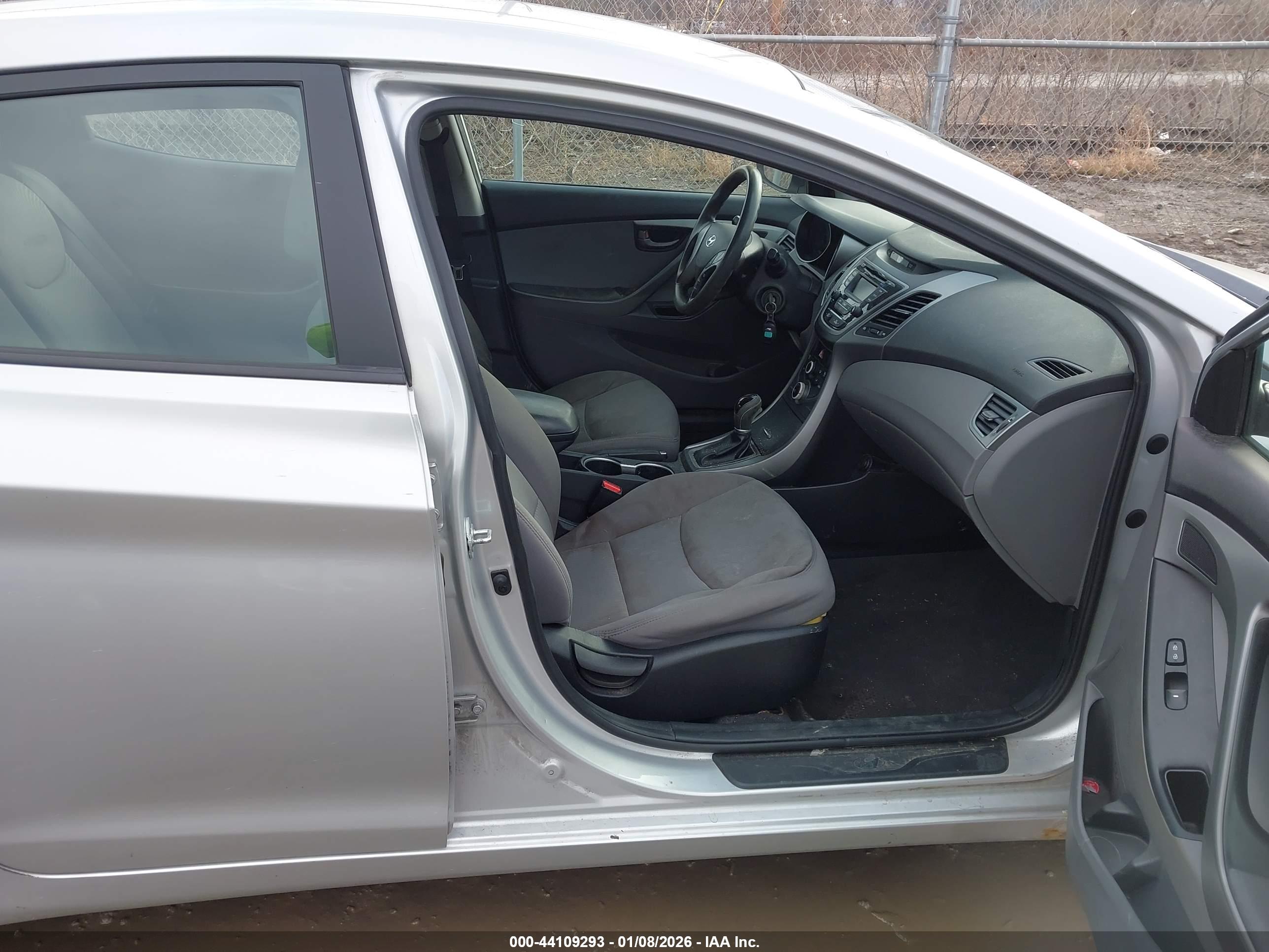 HYUNDAI ELANTRA image 5