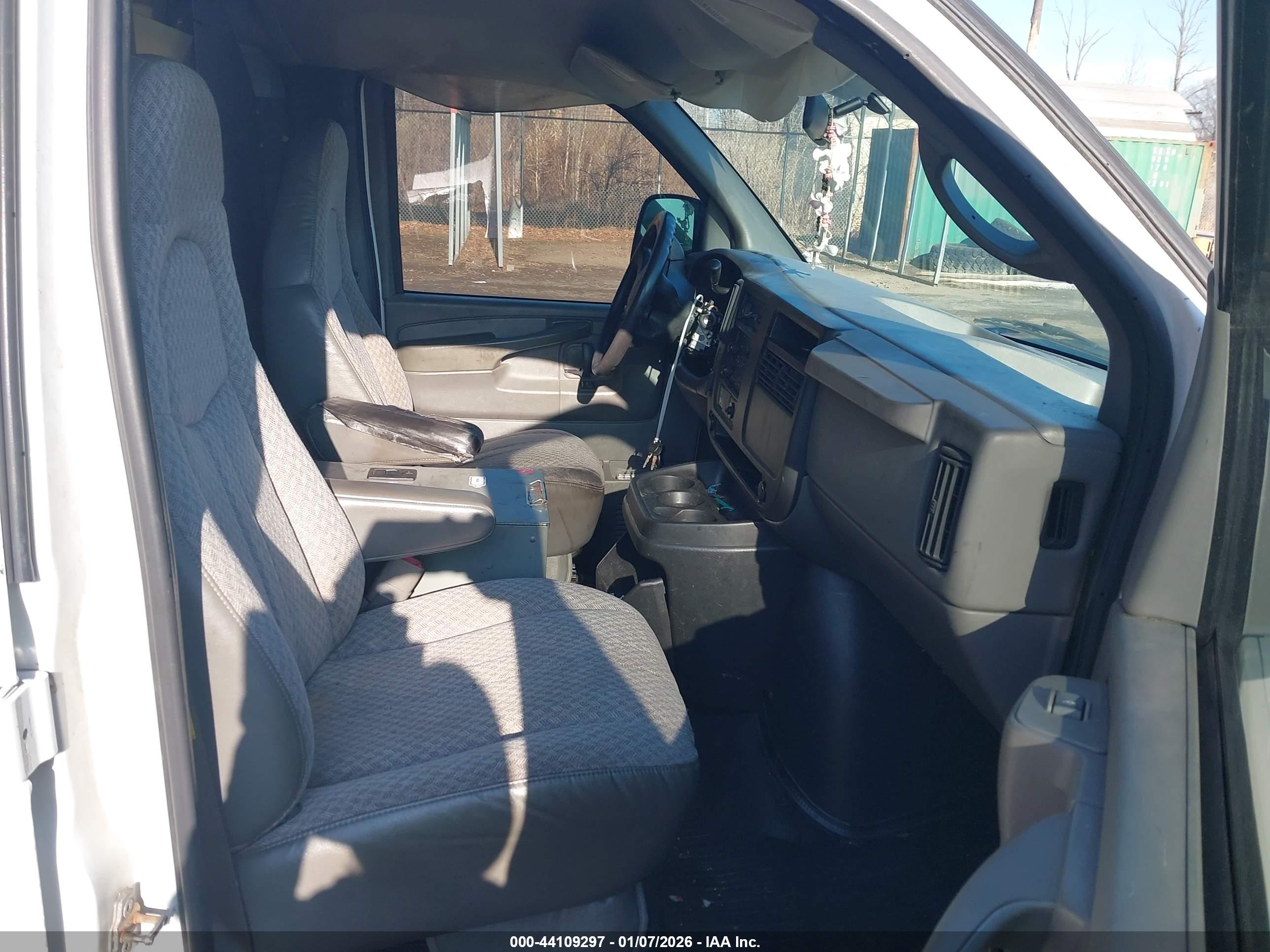 GMC SAVANA image 5