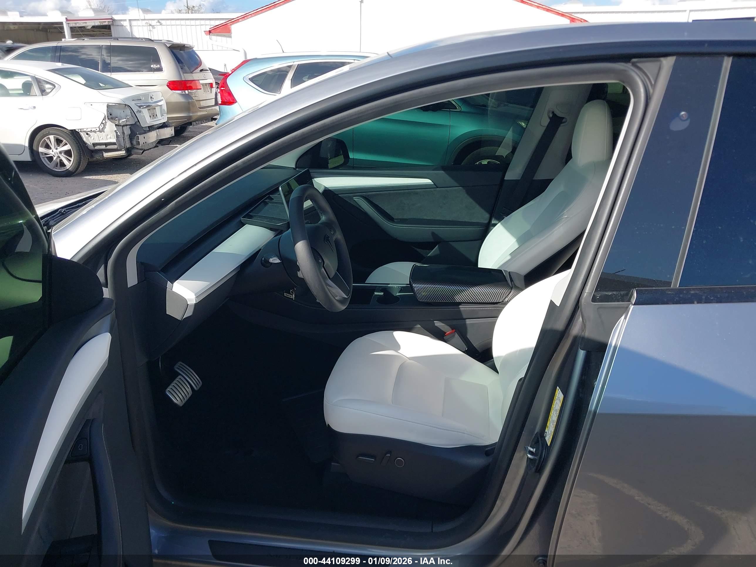 TESLA MODEL image 5