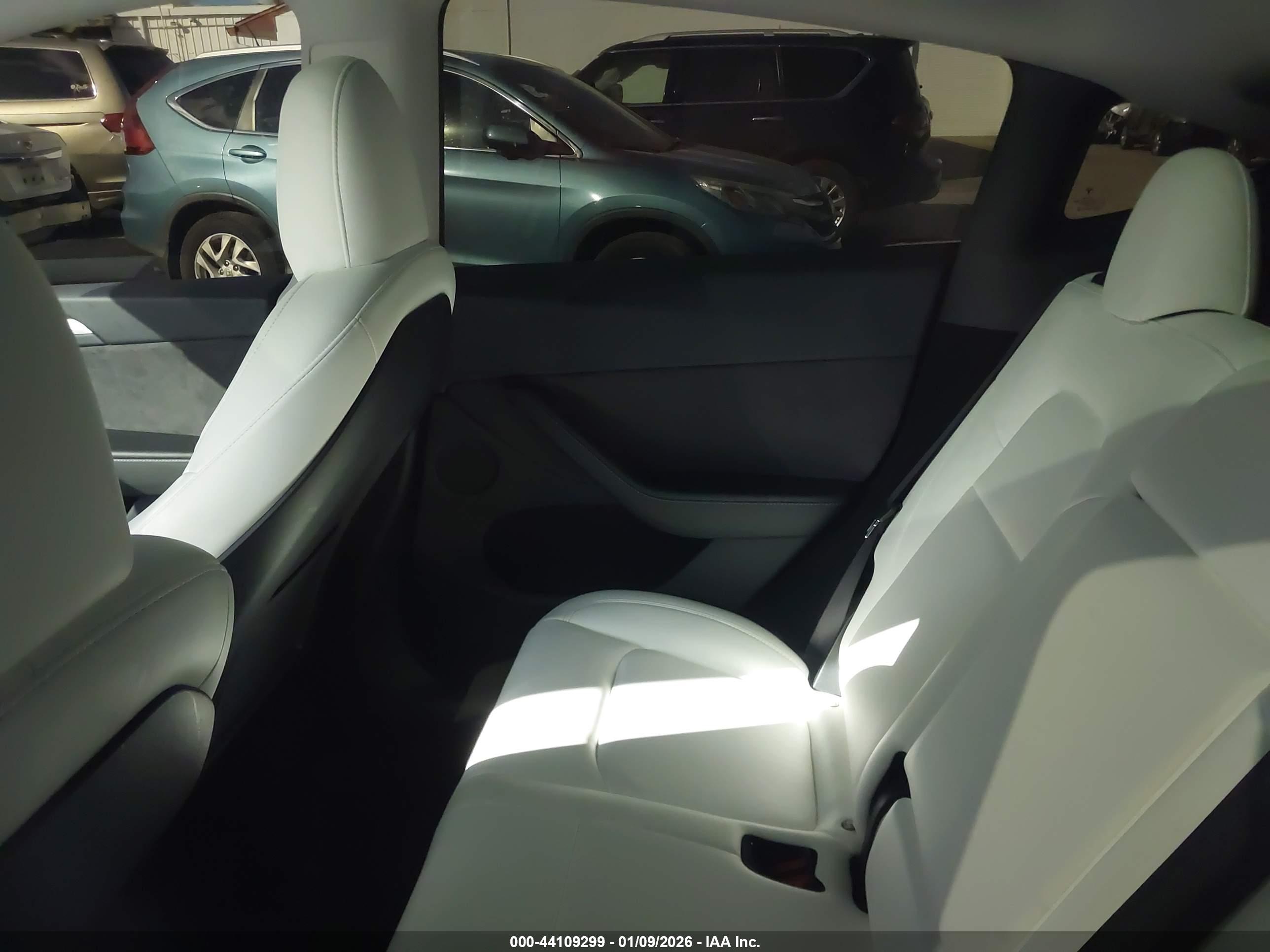 TESLA MODEL image 8